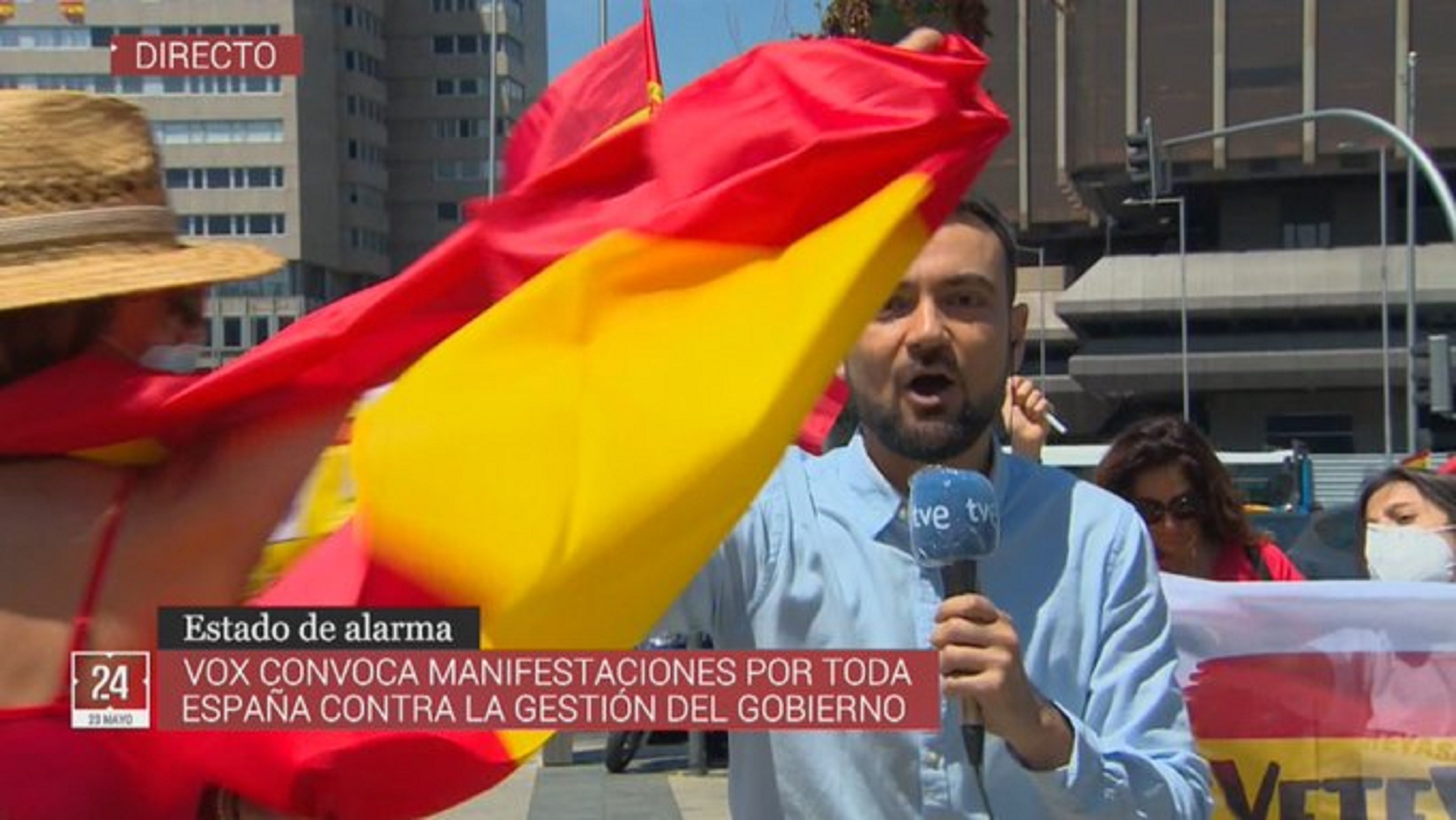 Directo imposible de TVE en la mani de Vox, reacción ejemplar del reportero