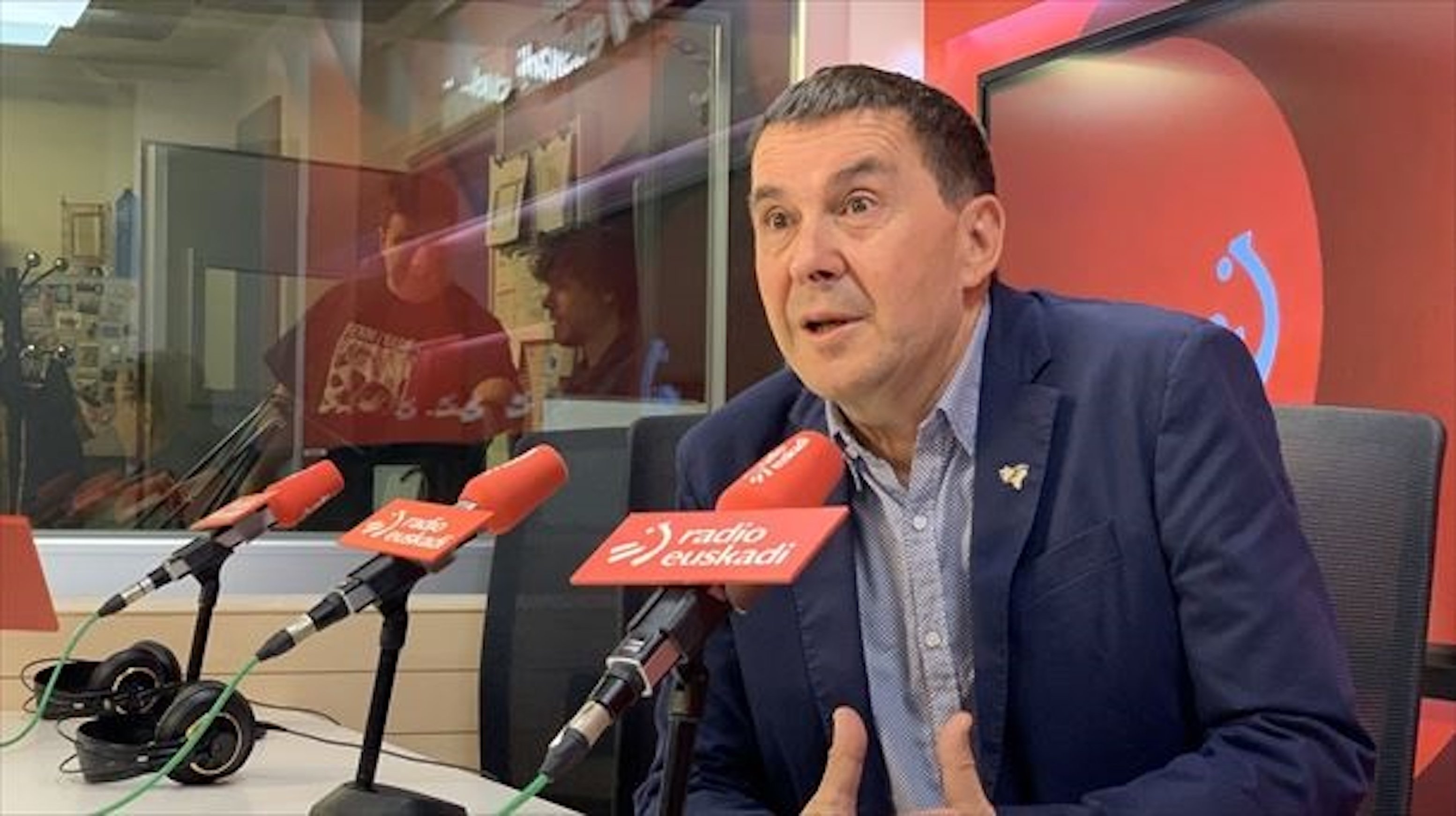 Entrevisten Otegi a la ràdio i diu el que ningú esperava: el presentador es pixa