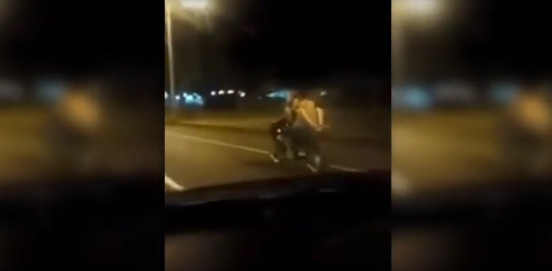 Pasión sobre ruedas: pillan una pareja haciendo el amor sobre una moto en marcha