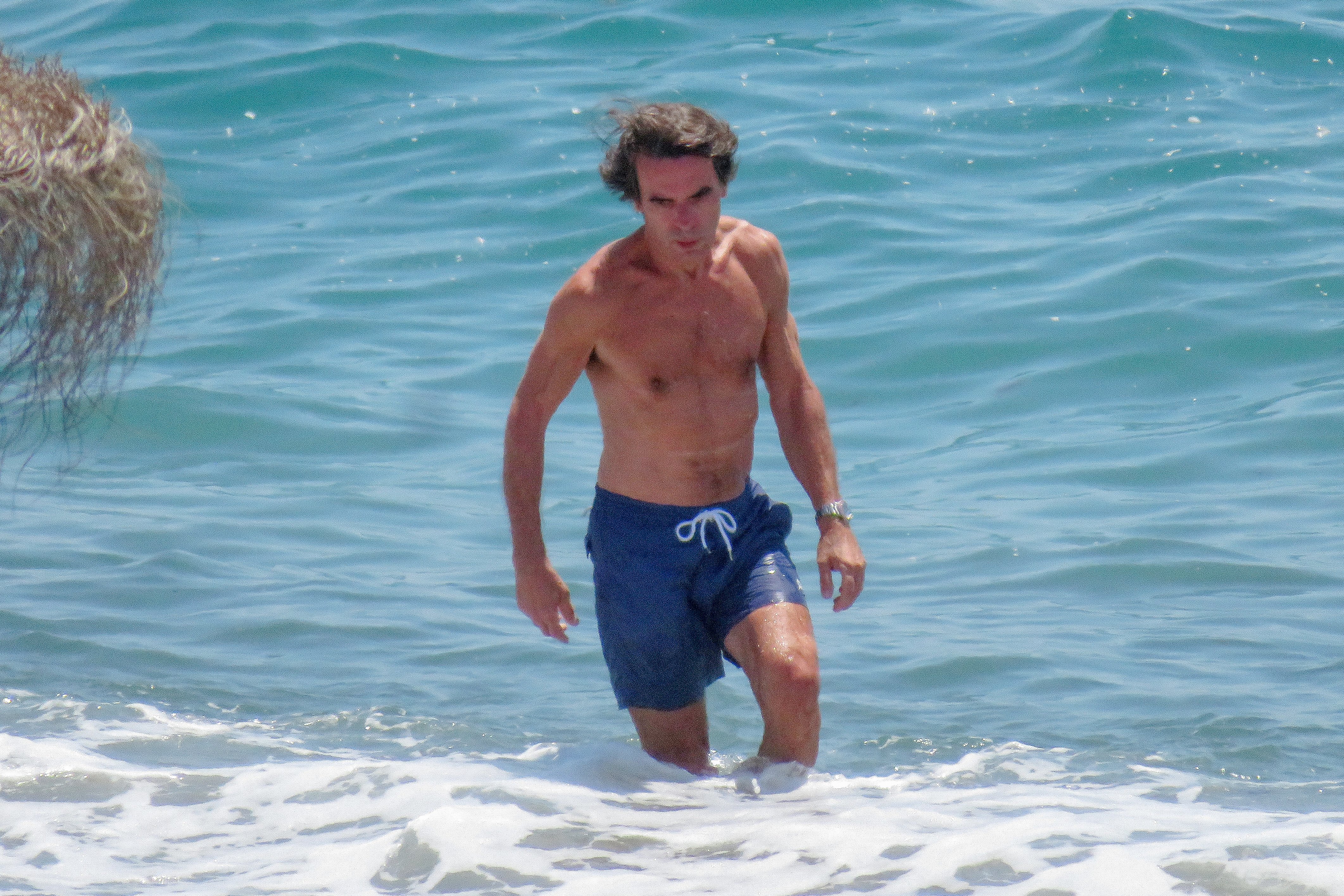Ridículo Aznar, desconfinado de playa en Marbella: viste con falda a sus 67 años