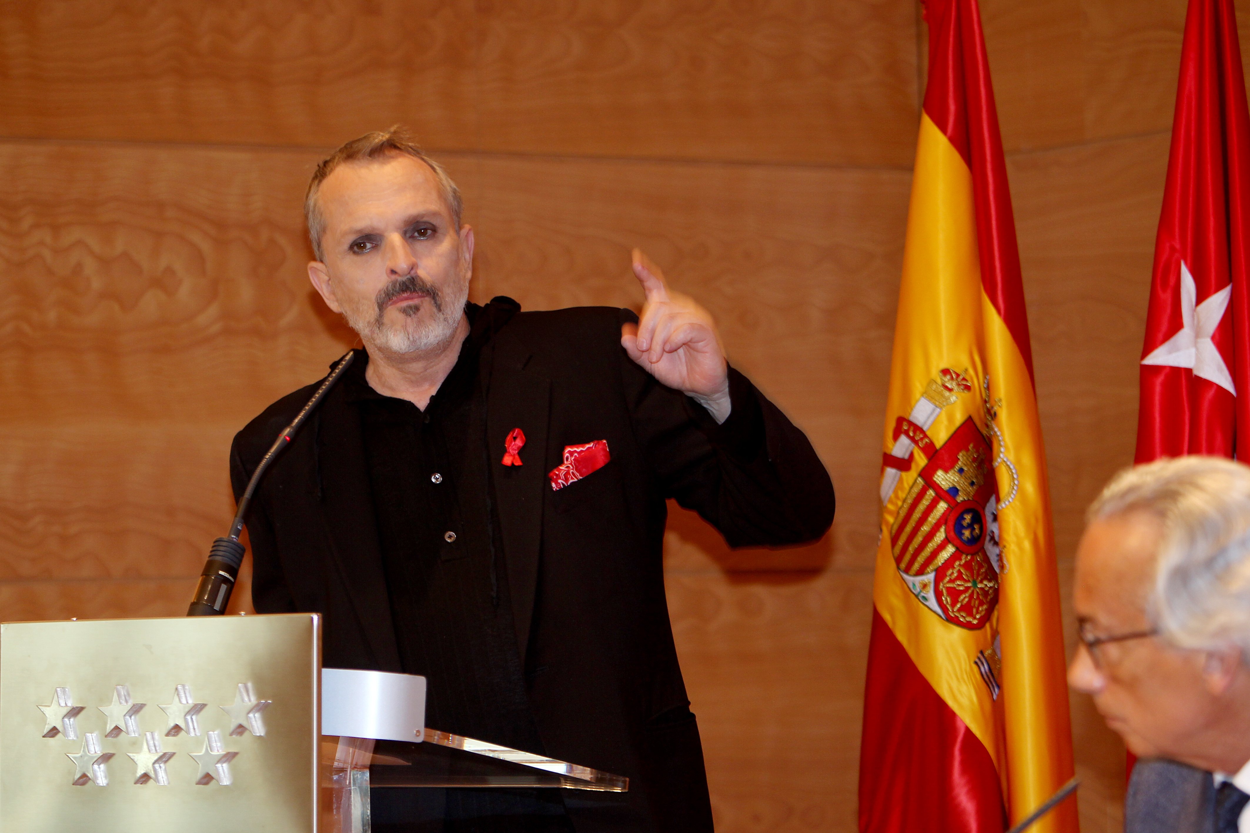 Miguel Bosé denuncia censura y vuelve a atacar Sánchez por la vacuna