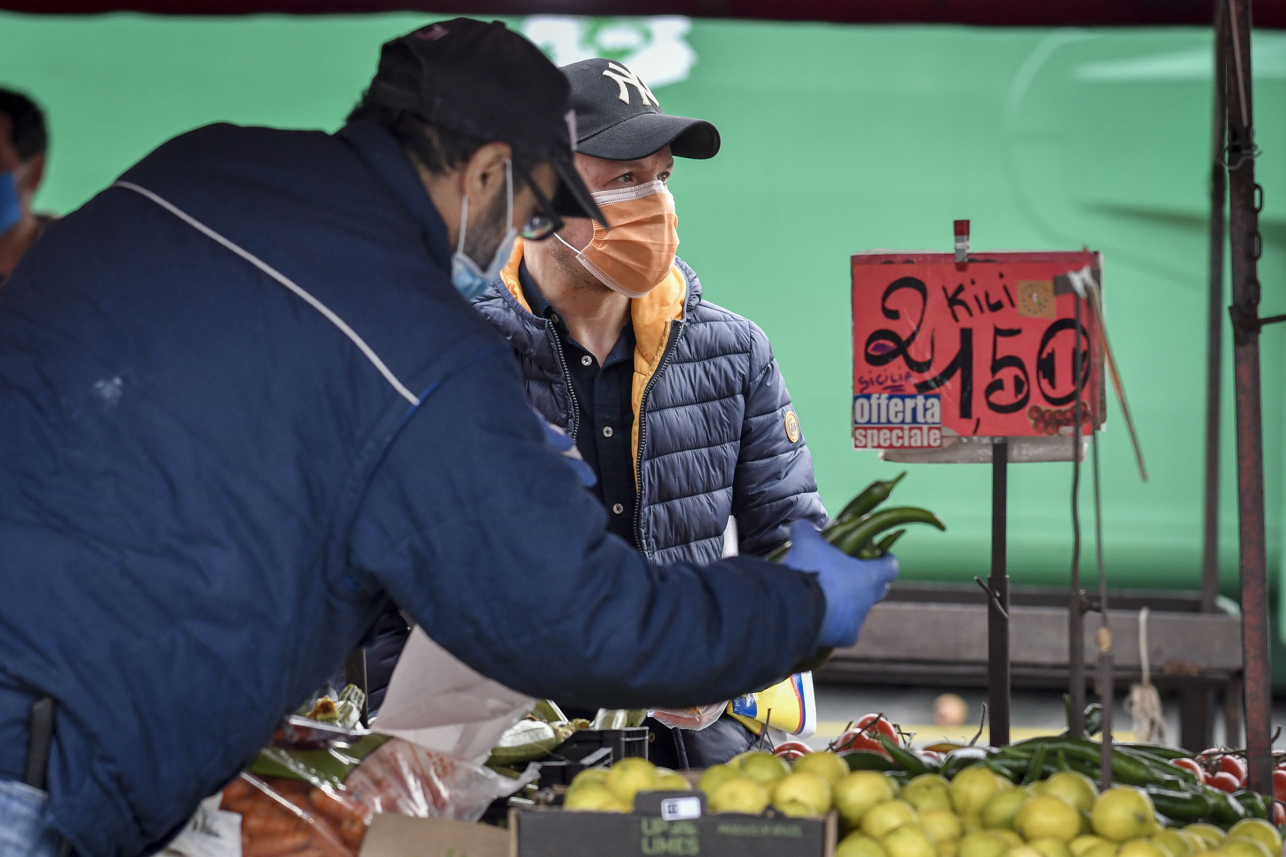 VIP catalán con mascarilla descubierto en un mercado: "Eres Jordi", "No señora"