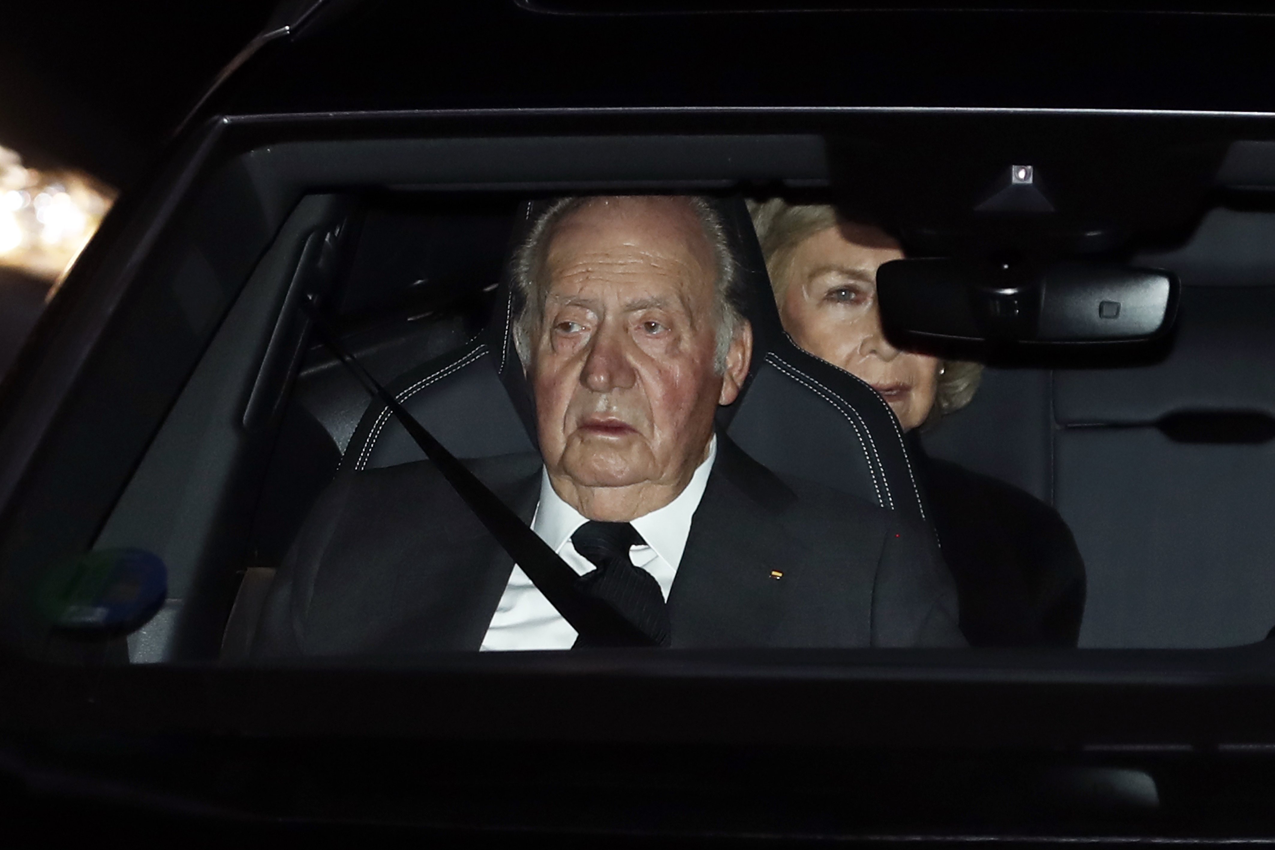 Juan Carlos, sin corona. El entorno real: volverá "con los pies por delante"