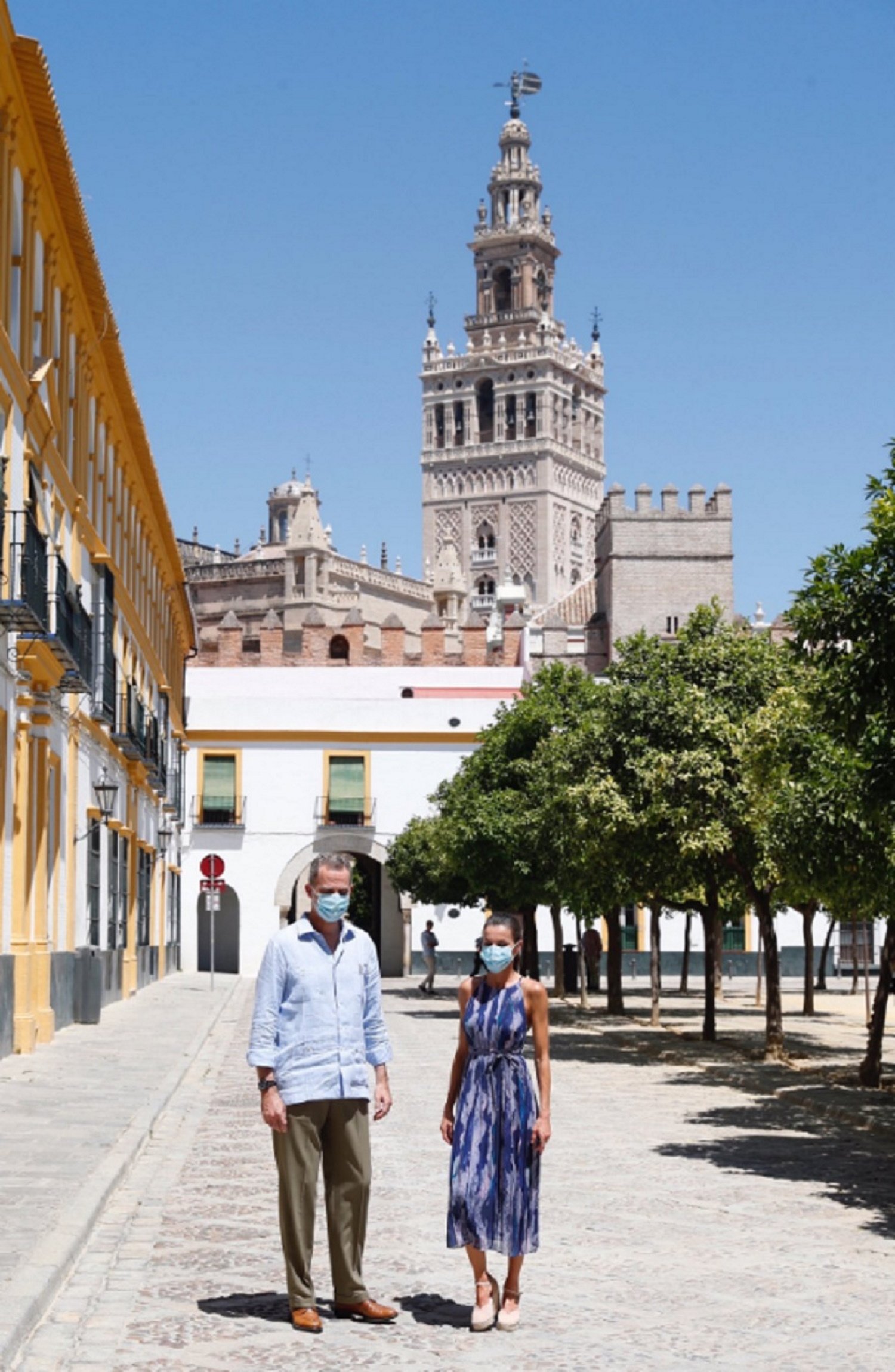 Befa amb nova FOTO grotesca dels reis, amb una dona davant Felip en posició rara