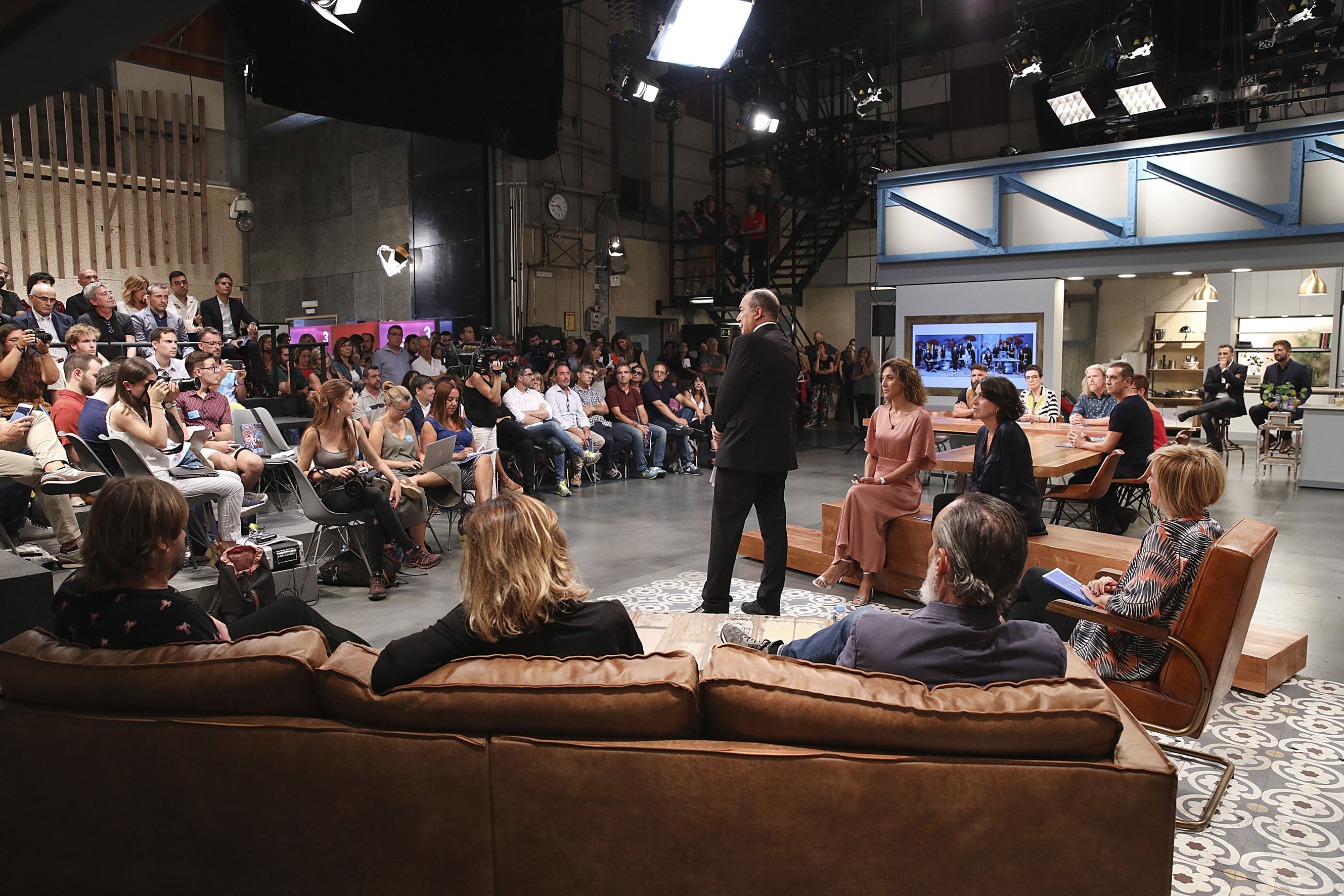 VÍDEO INCREÍBLE Famoso presentador de TV3 rompe un cheque: lo querían sobornar