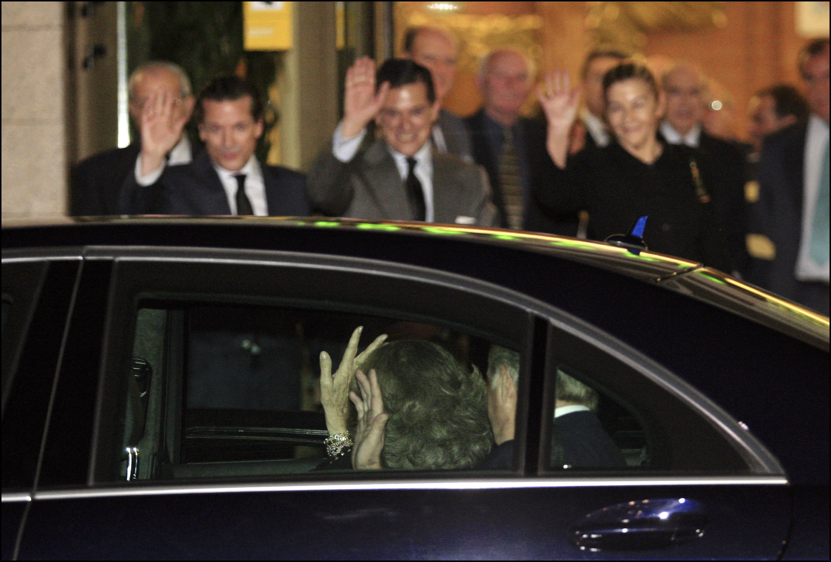 BUFONADA PATÉTICA de Juan Carlos, ridículo, con unos periodistas en Zarzuela