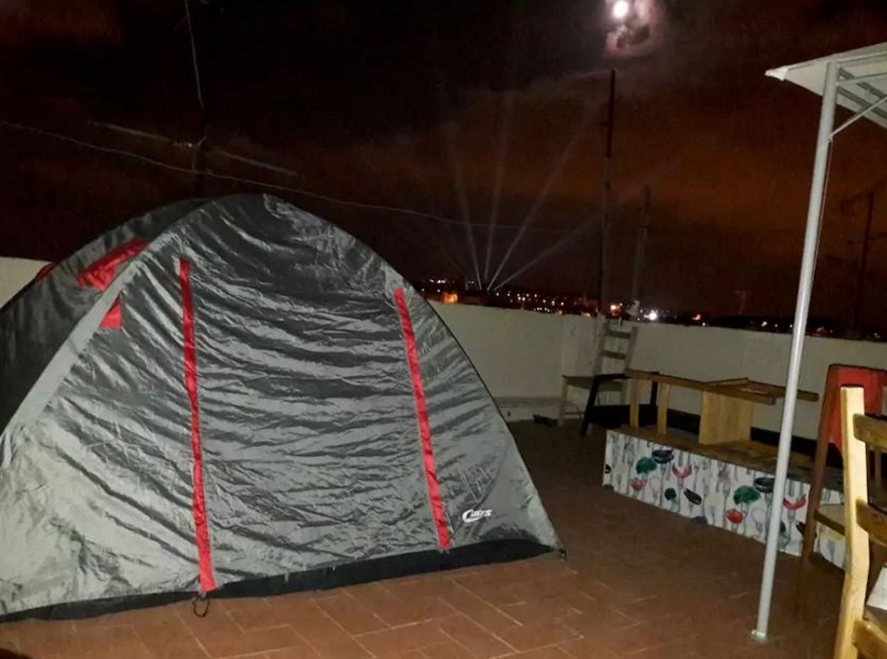 Busques pis a Barcelona? Lloga una tenda de campanya per 1.300€ al mes