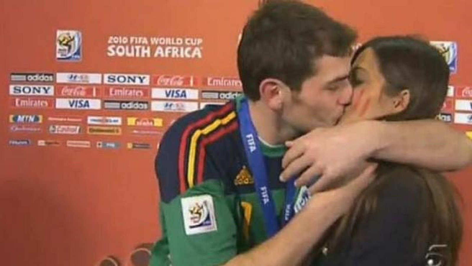 Els fills de Casillas i Carbonero ja han vist el petó més famós dels seus pares