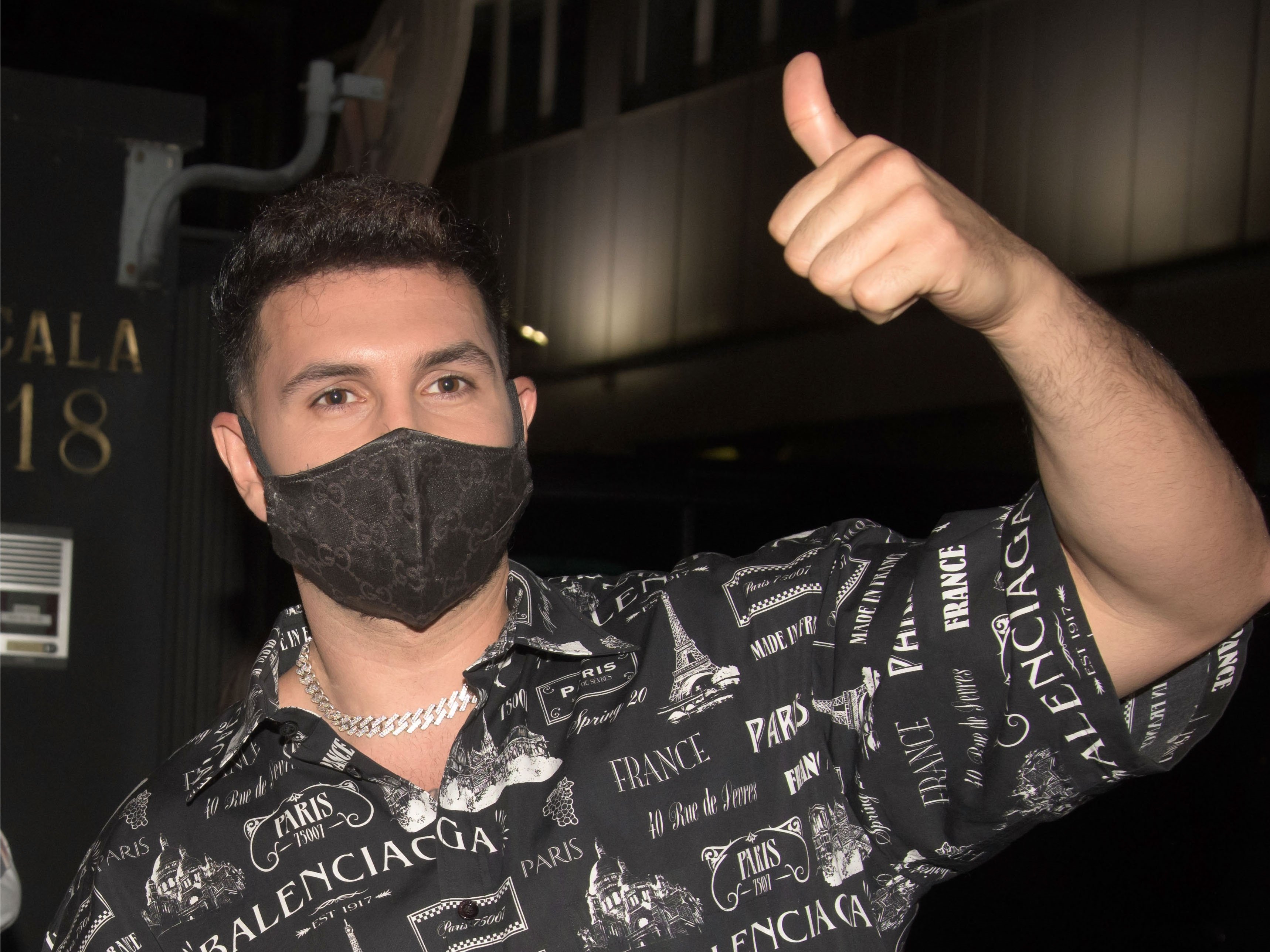 No llevar mascarilla sale caro a Omar Montes: represalias antes de un concierto