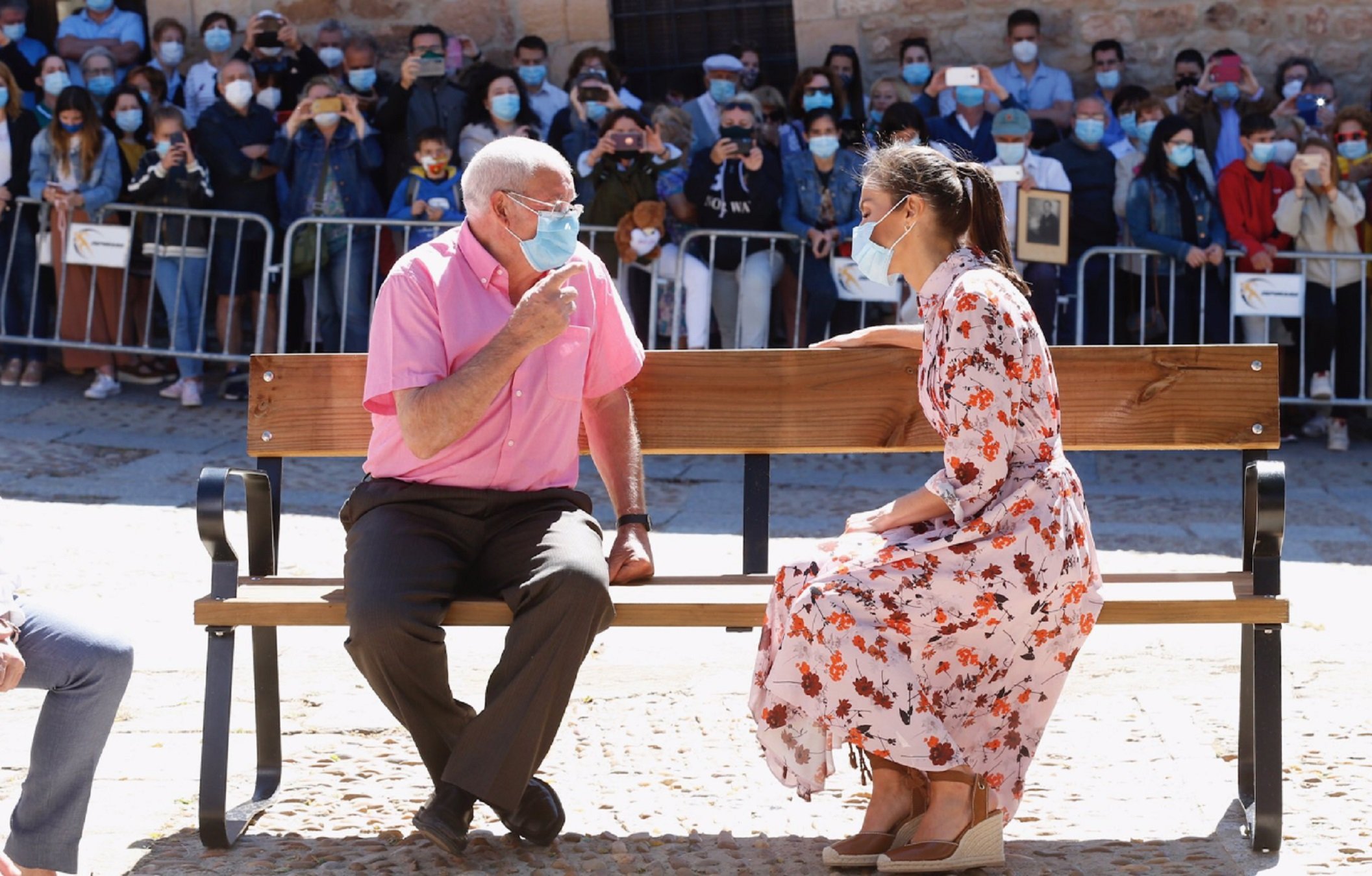 VÍDEO Letizia grosera, deja con la palabra en la boca a un vecino tras un regalo