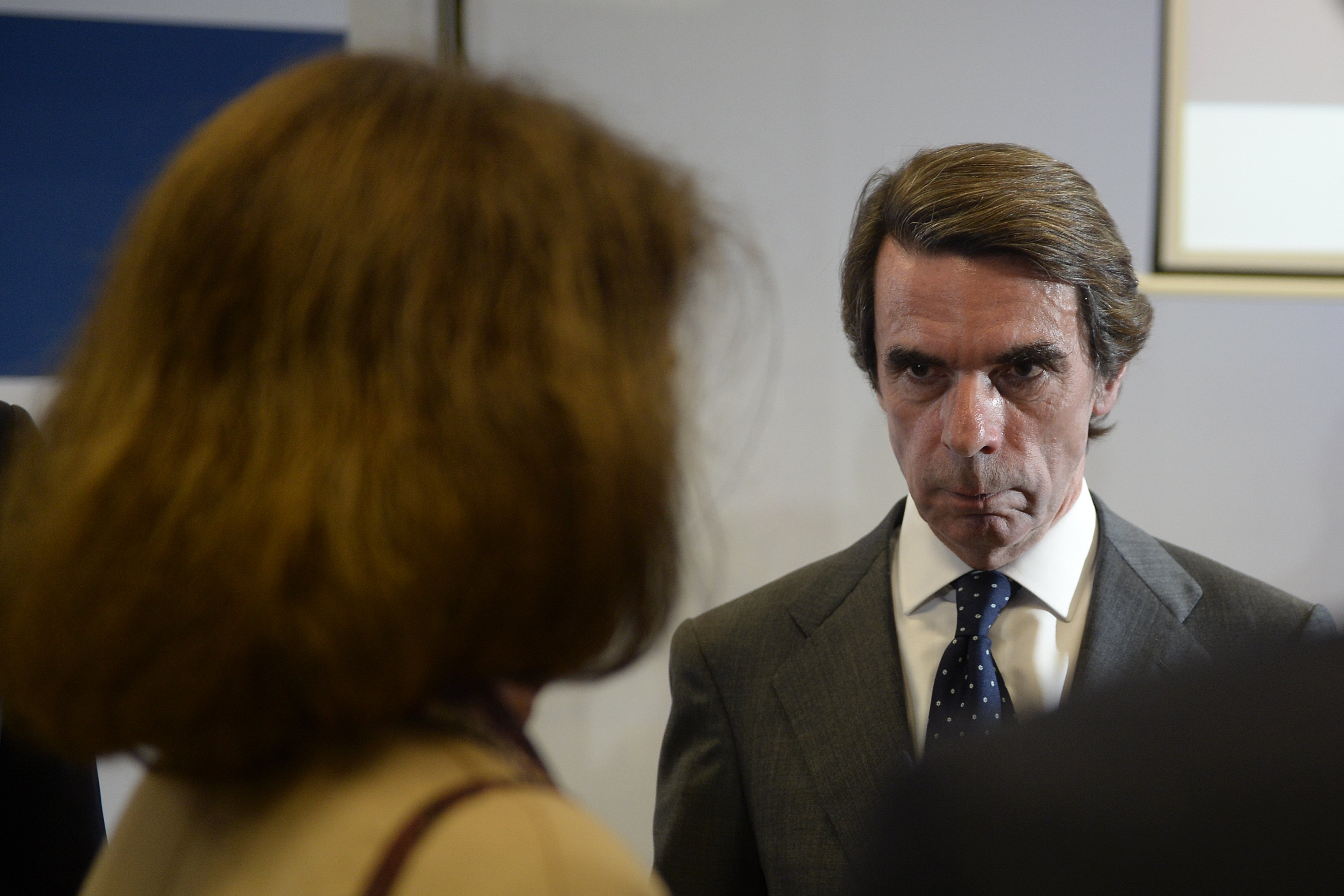 Destrossen Aznar per com ha aparegut en l'homenatge a les víctimes de la COVID