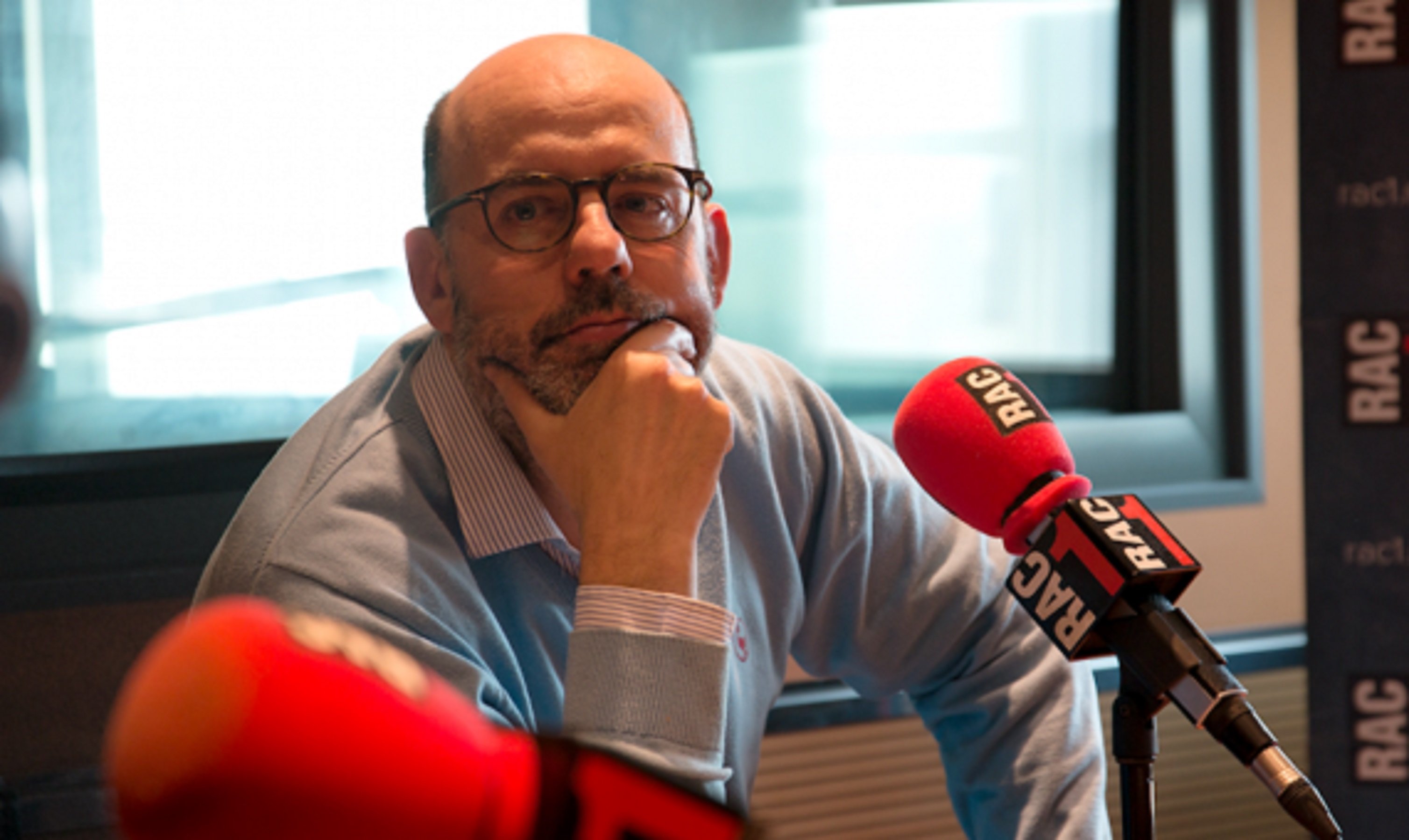 Jordi Basté, últim dia, irromp desfermat a RAC1. L'equip, estupefacte i divertit