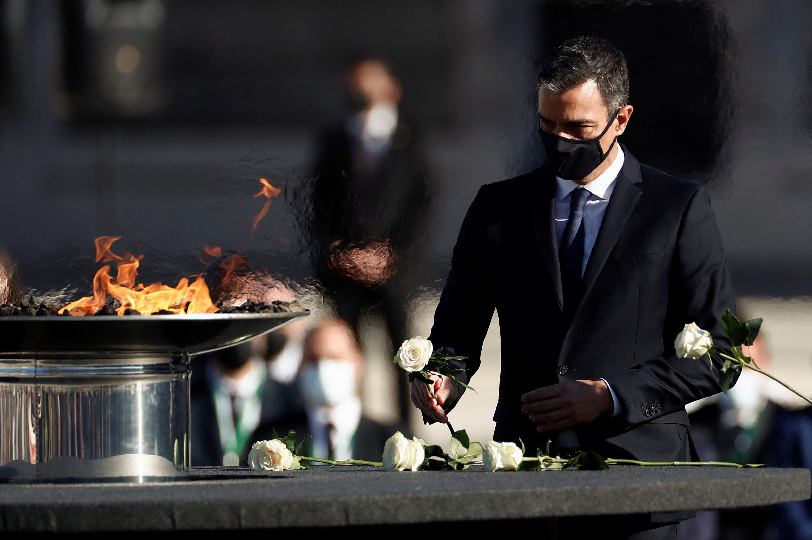 La ministra de Sánchez que va amb vestit de tirants i escot a l'homenatge