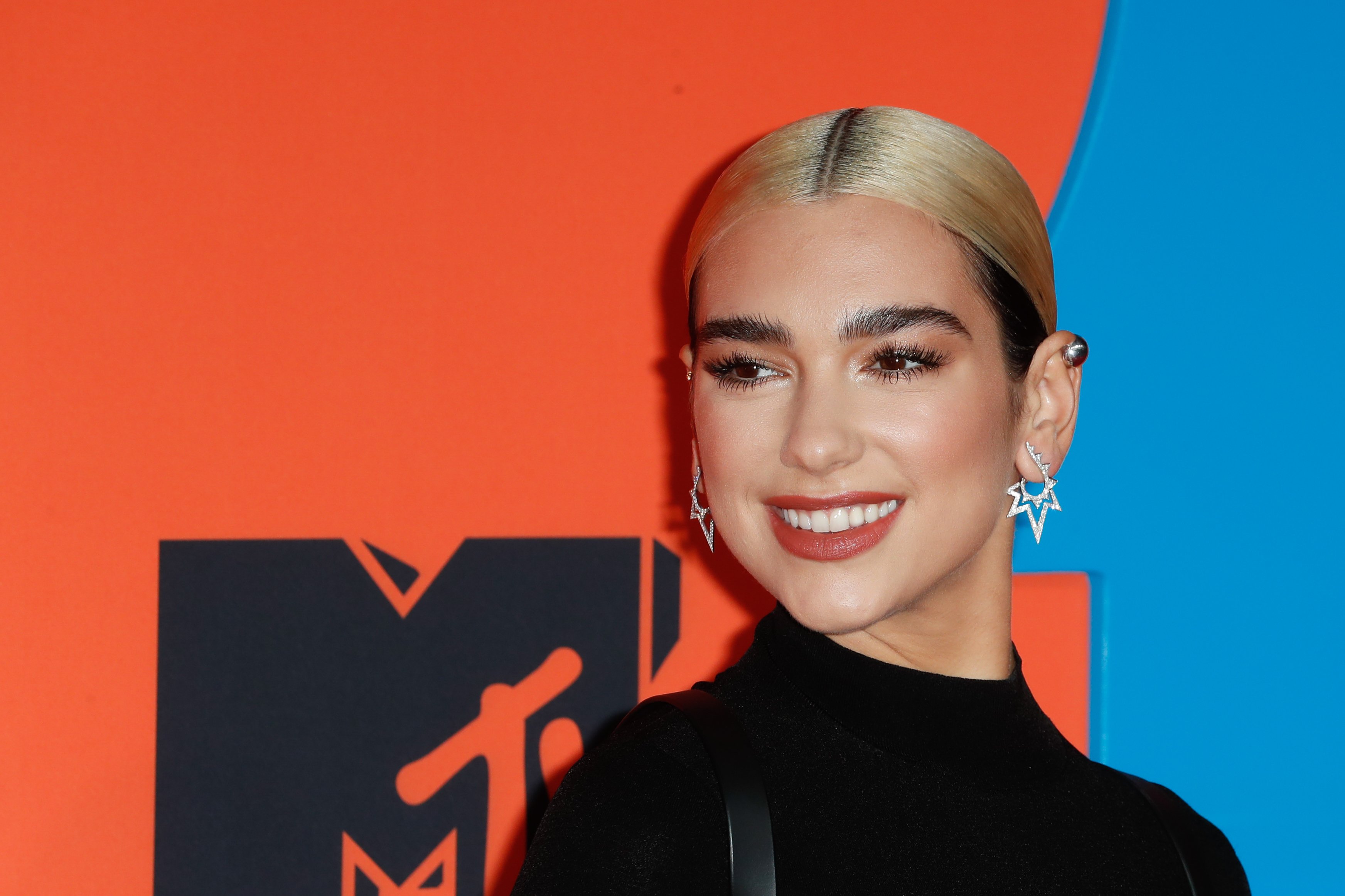 Fuerte polémica con la cantante Dua Lipa: la acusan de nazi por una bandera