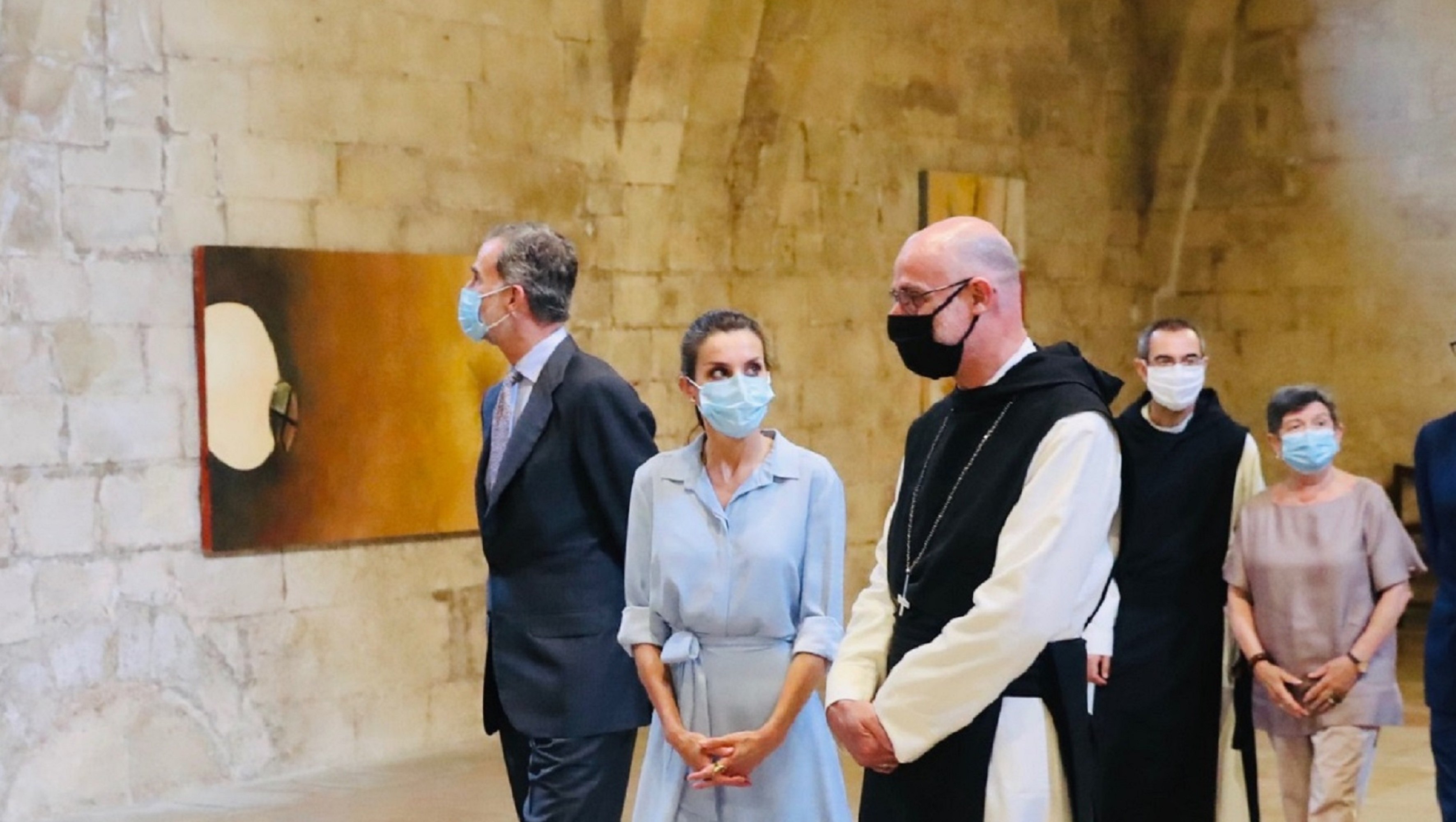 Letizia en Poblet: traje de novicia con el Padre Abad y entre protestas indepes