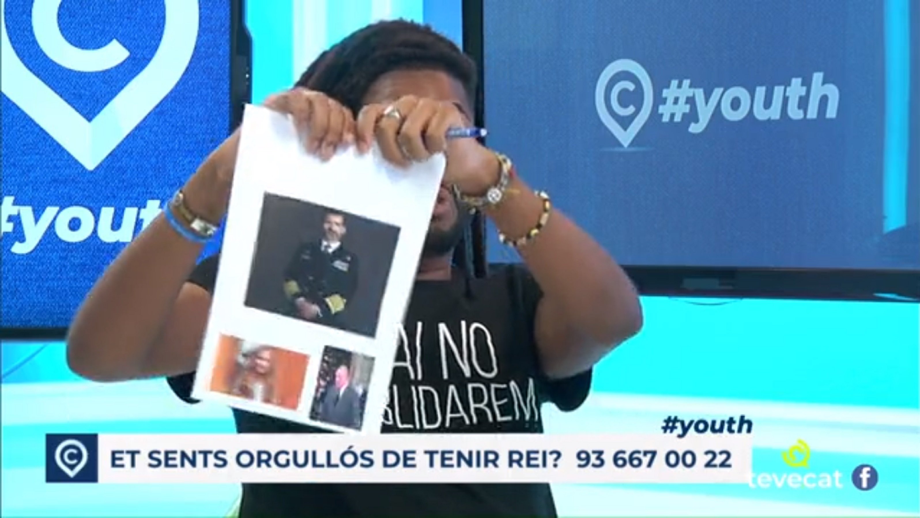 Un tertuliano rompe fotos de Felipe en la tele y enciende al de Vox: "Ofensa"