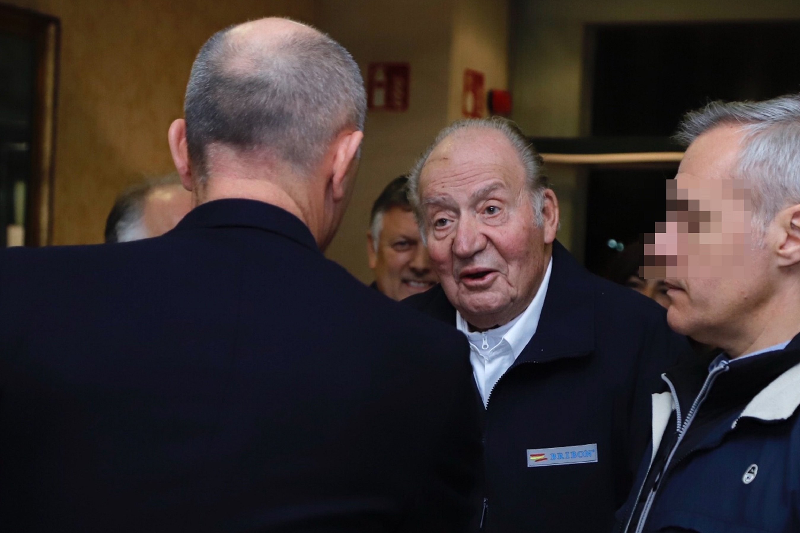 Juan Carlos amenaza periodistas: tensa reunión para tapar escándalos económicos