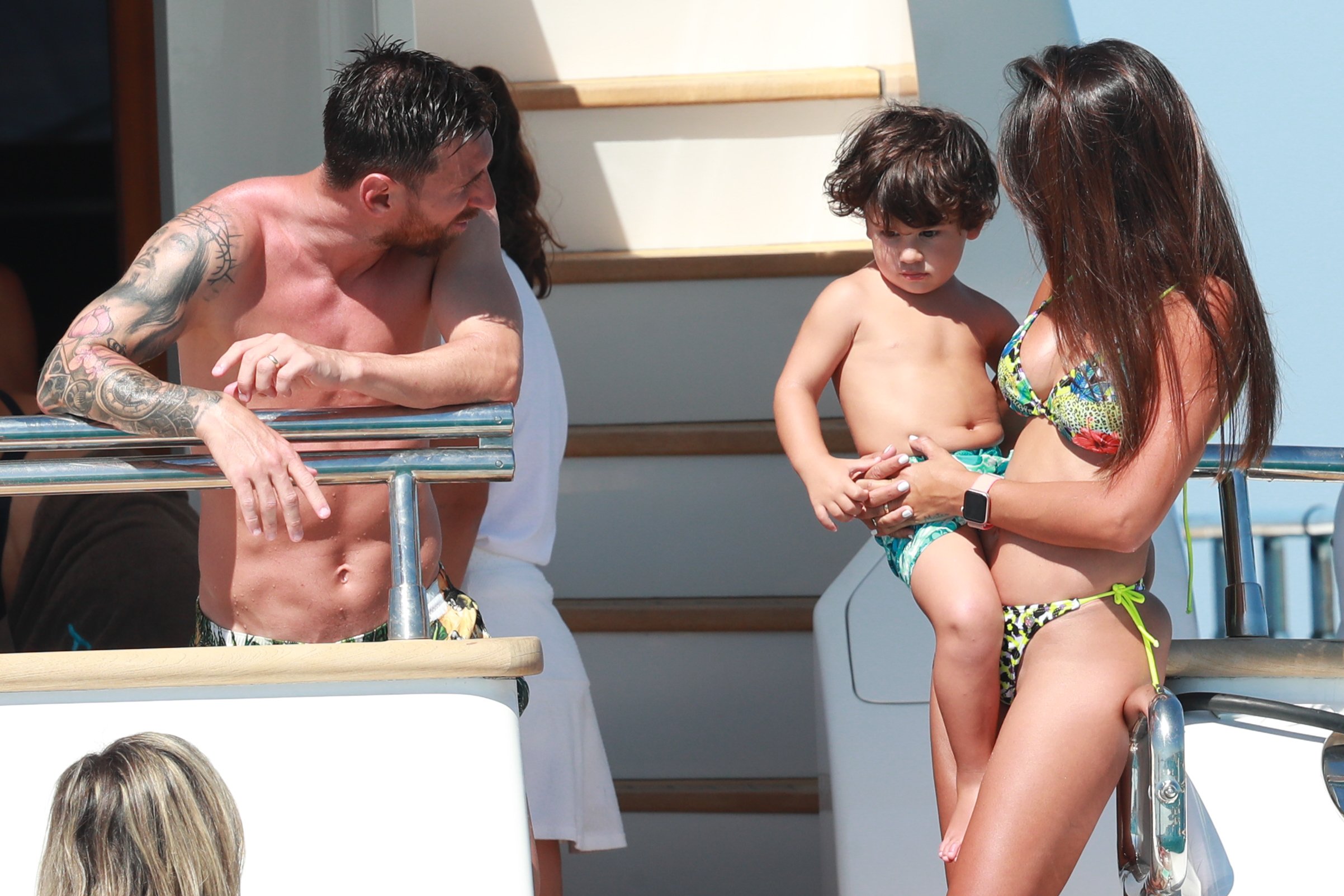FOTOS Los Messi en yate por Ibiza, espectacular Antonella en tanga a sus 32 años