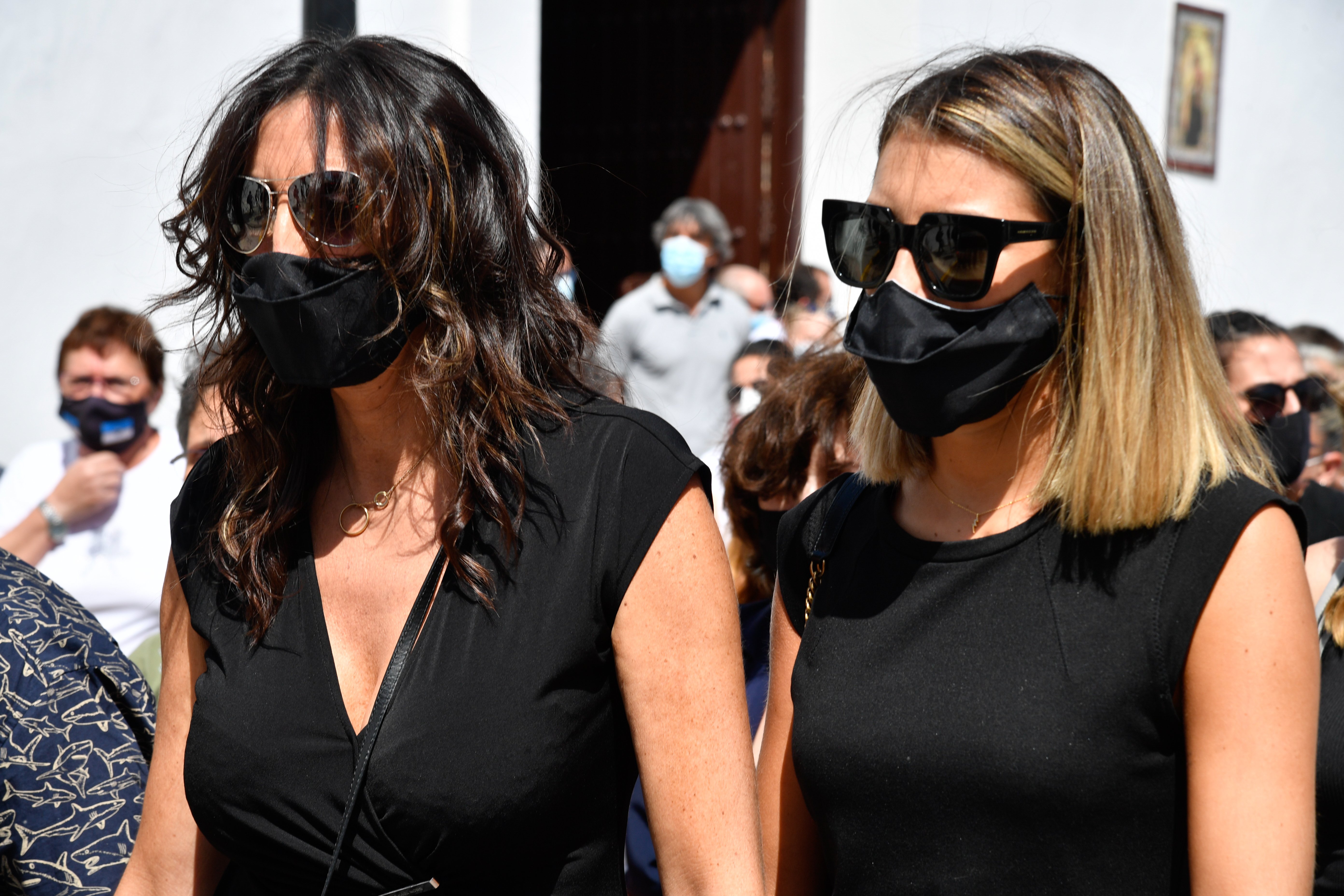 FOTO ÍNTIMA Paz Padilla y su hija llorando sin gafas de sol en el coche fúnebre