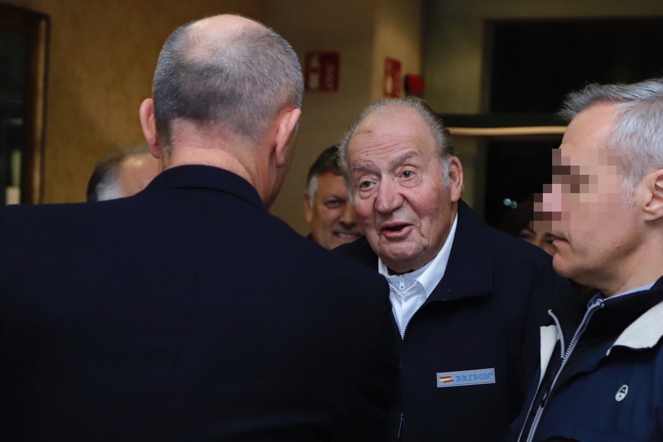 FOTO INÈDITA Joan Carles, a punt de rebre una puntada de peu en tota la cara