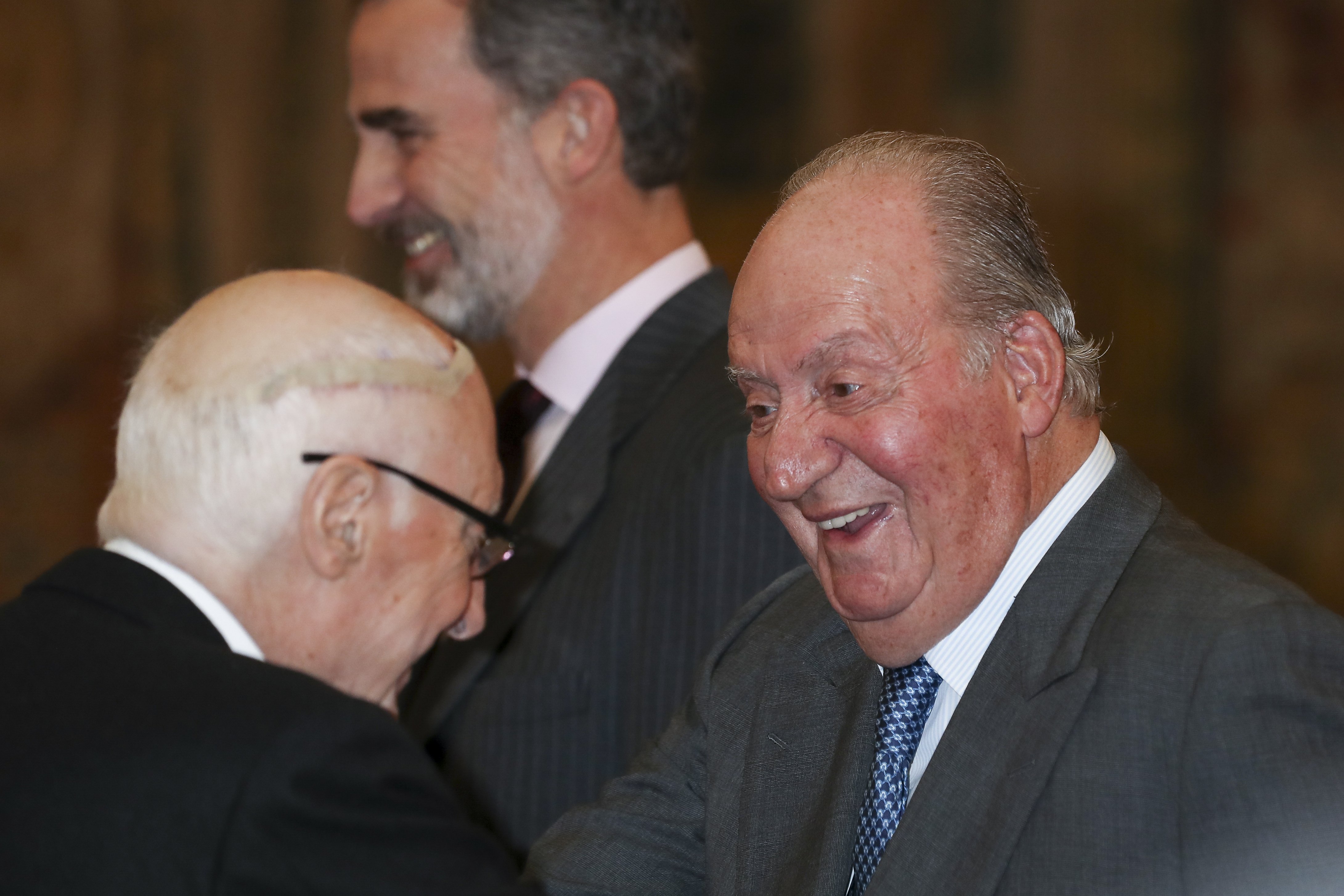Grotesco servilismo de un ex del PP a Juan Carlos, irado de que "le pateen"