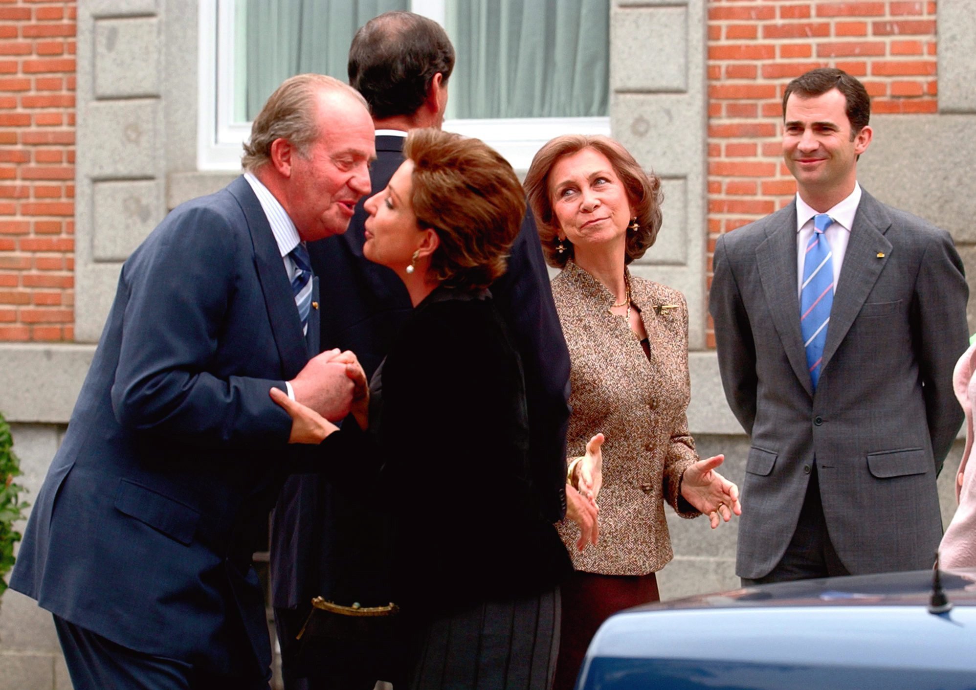 FOTO Juan Carlos, baboso: recuerdan la norma que aplicó a sus invitadas