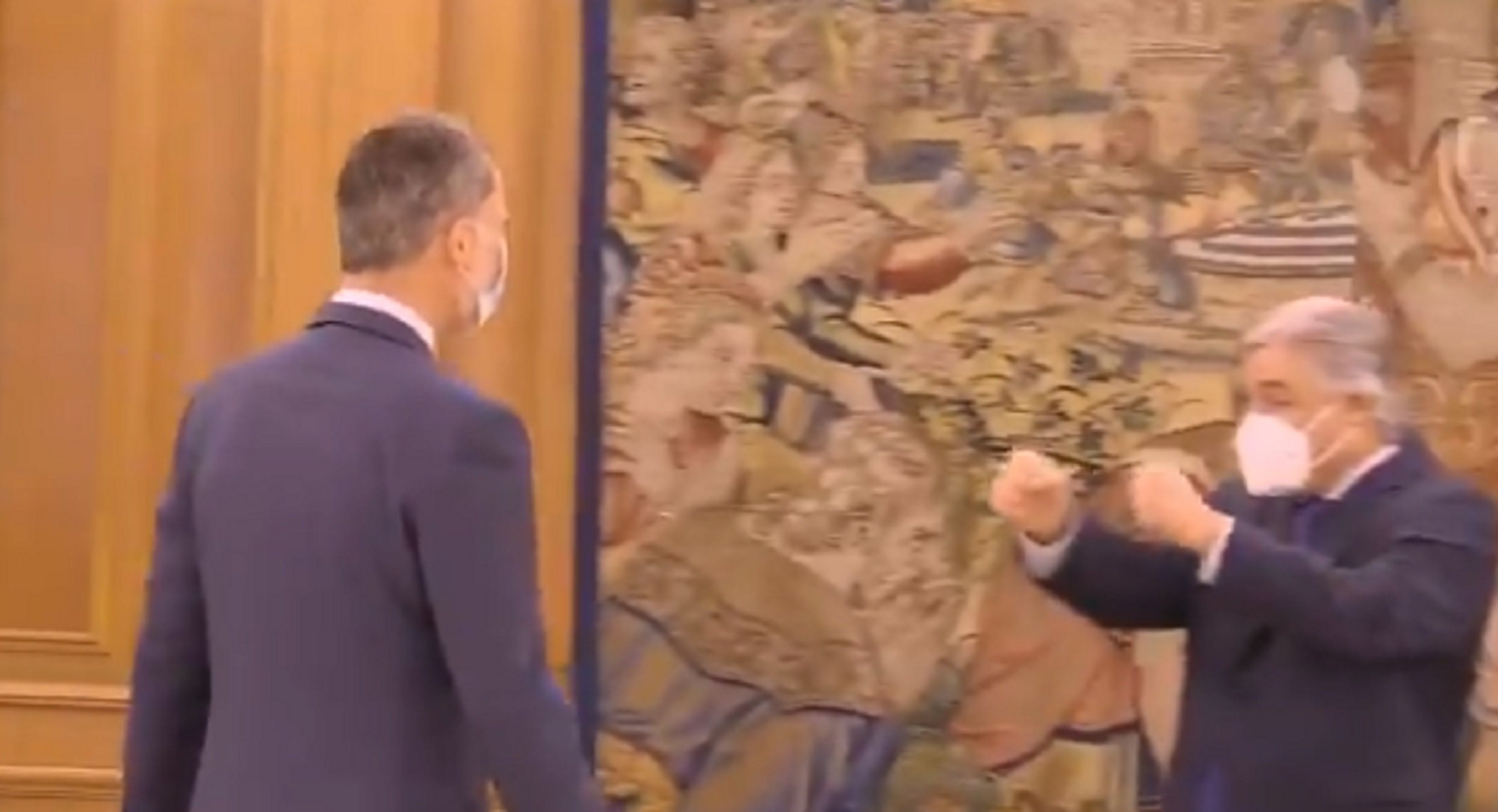 VÍDEO Felip frívol passa de tot: així està de broma a Zarzuela amb el pare fugat