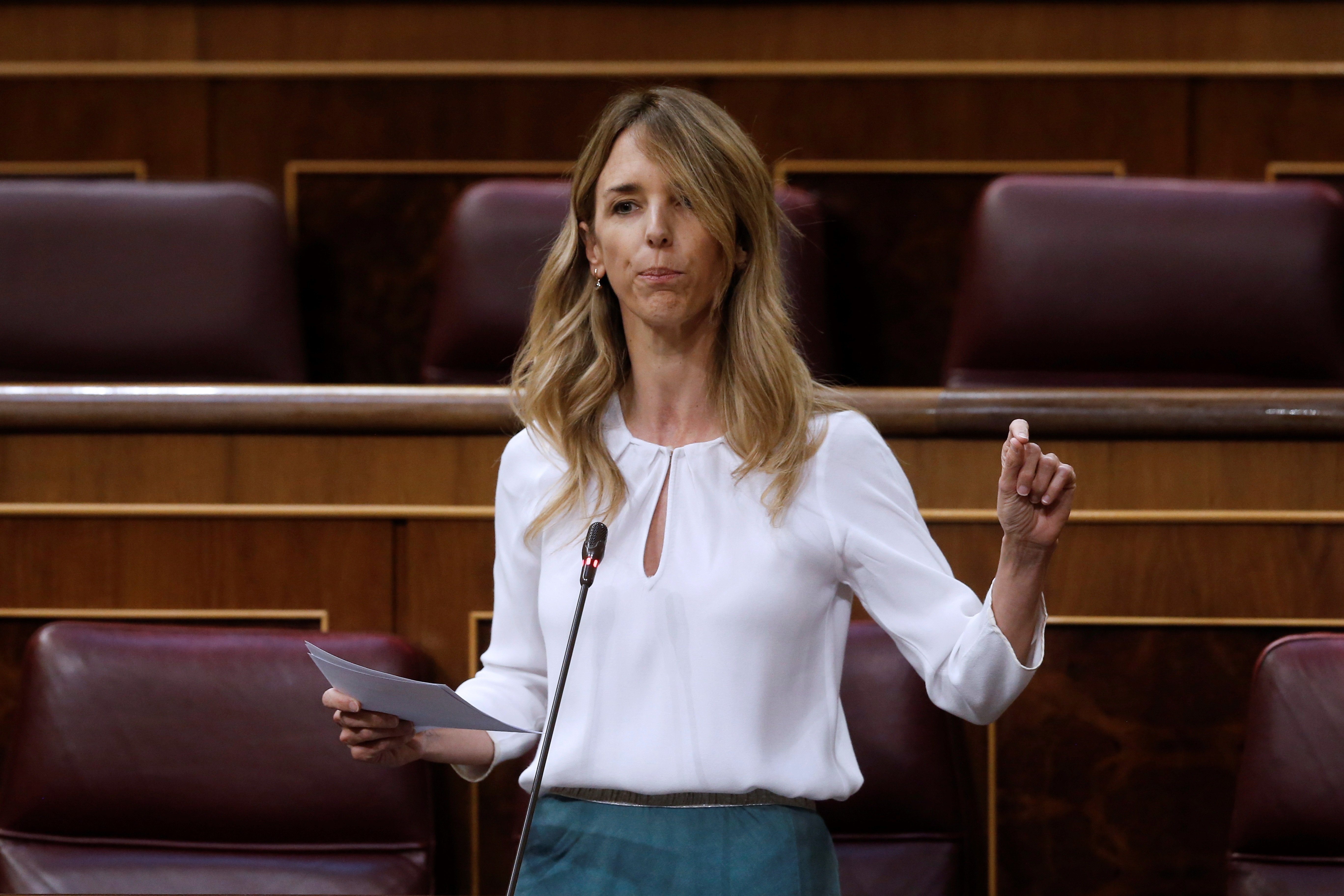 Una revista se burla del cuello gigante de Álvarez de Toledo y el PP la cesará