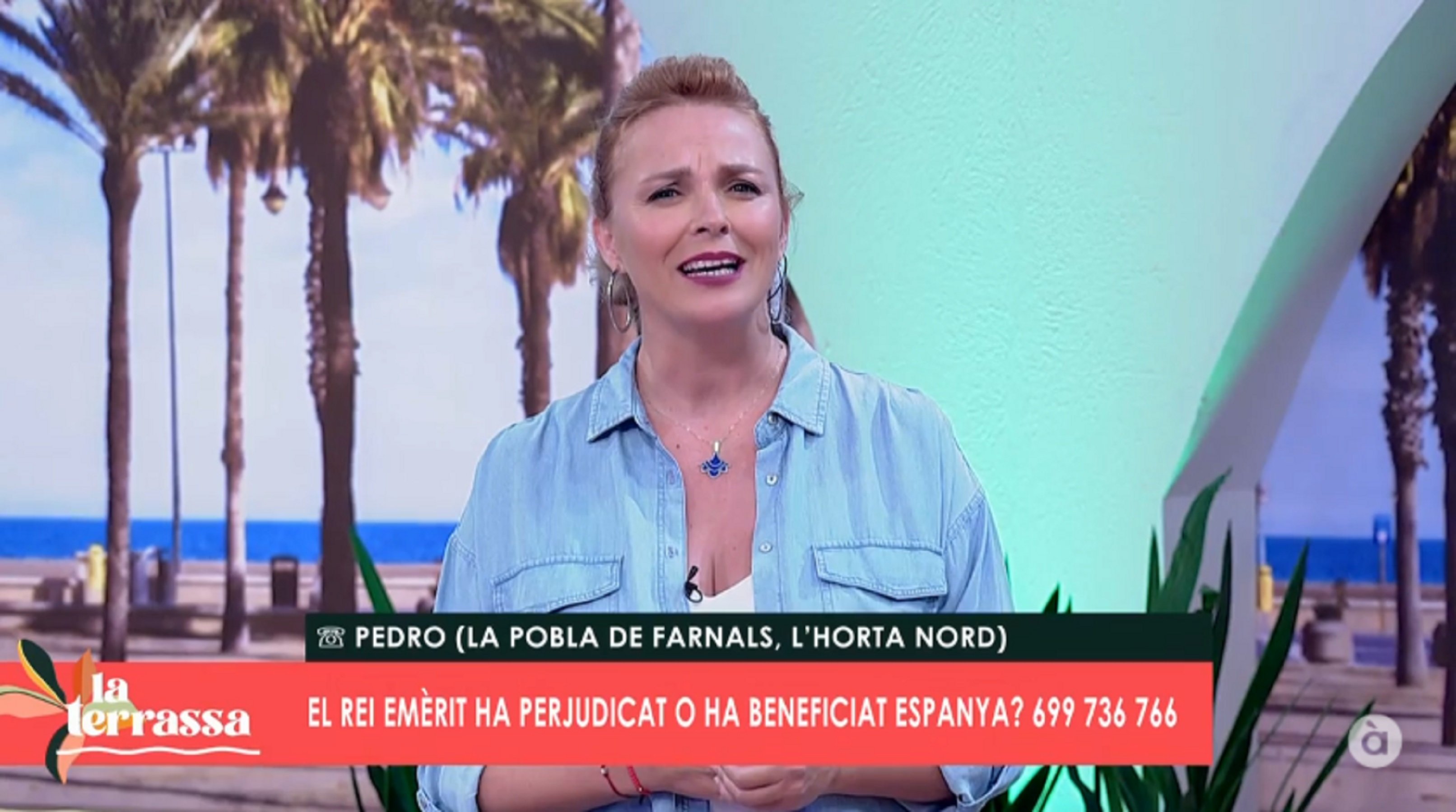 Momentazo Carolina Ferre con un espectador monárquico y anti-País Valencià