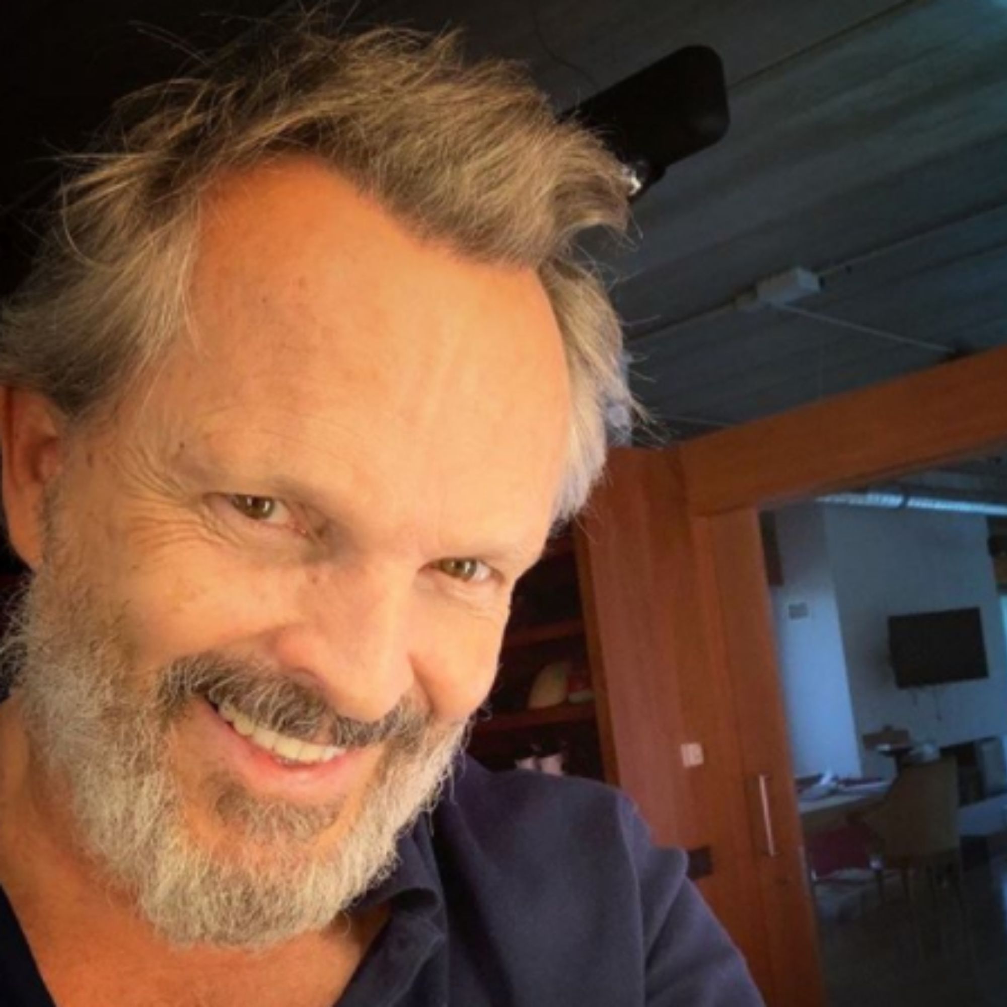 Miguel Bosé enloquece contra las mascarillas: "nos han puesto un bozal"