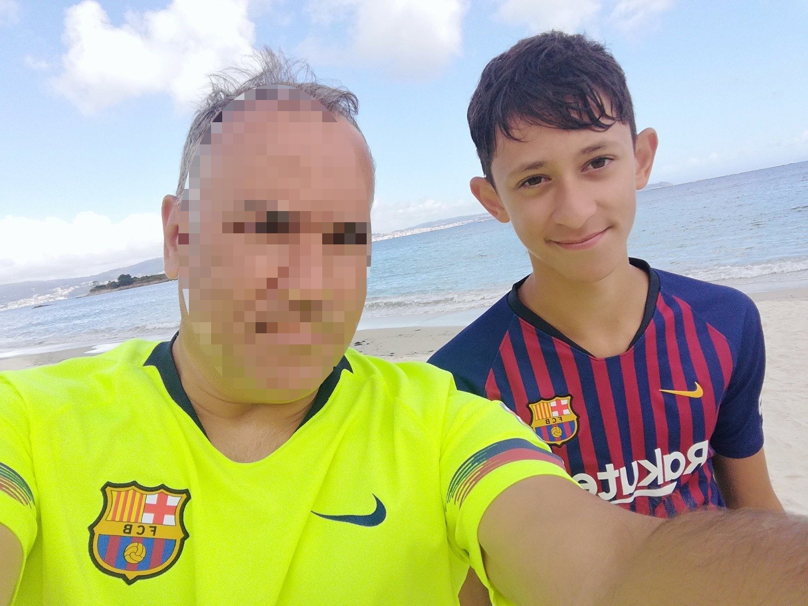ORGULLO CULÉ Famoso presentador de TV y su hijo, hoy con camiseta del Barça