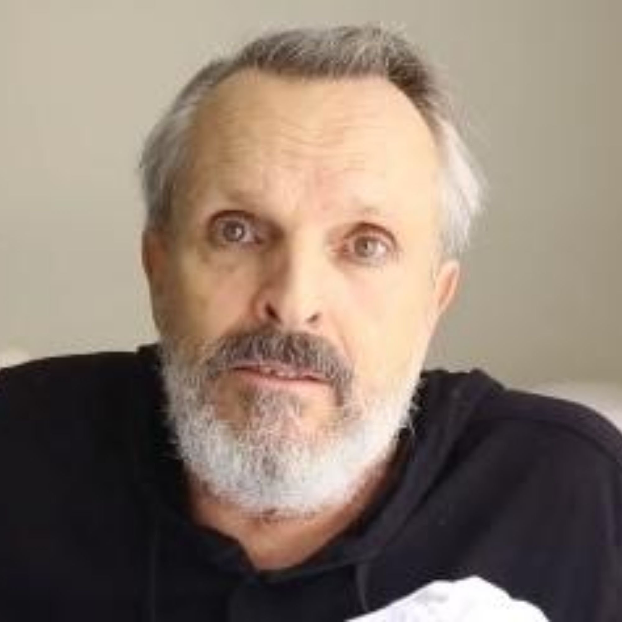 Miguel Bosé de delirio en delirio: "la población sana no debe llevar mascarilla"