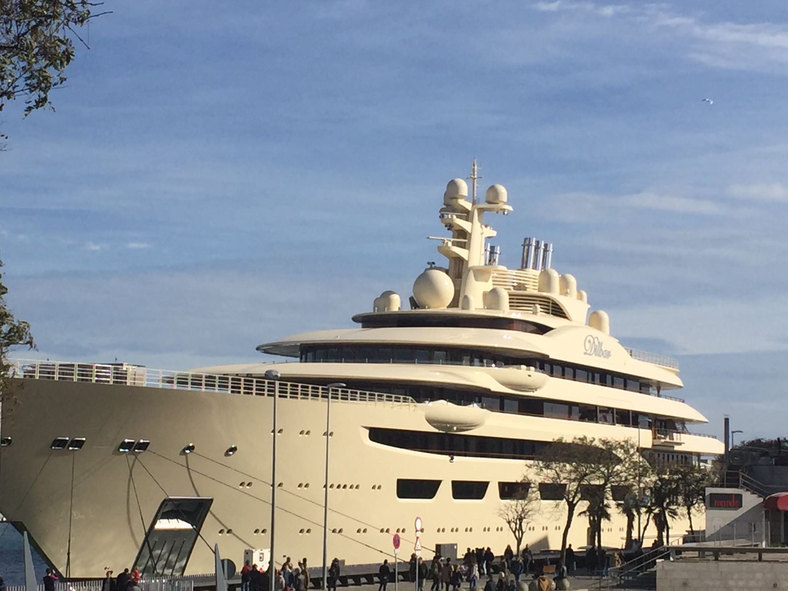 El yate de 540 millones de un magnate ruso, en el Port de Barcelona