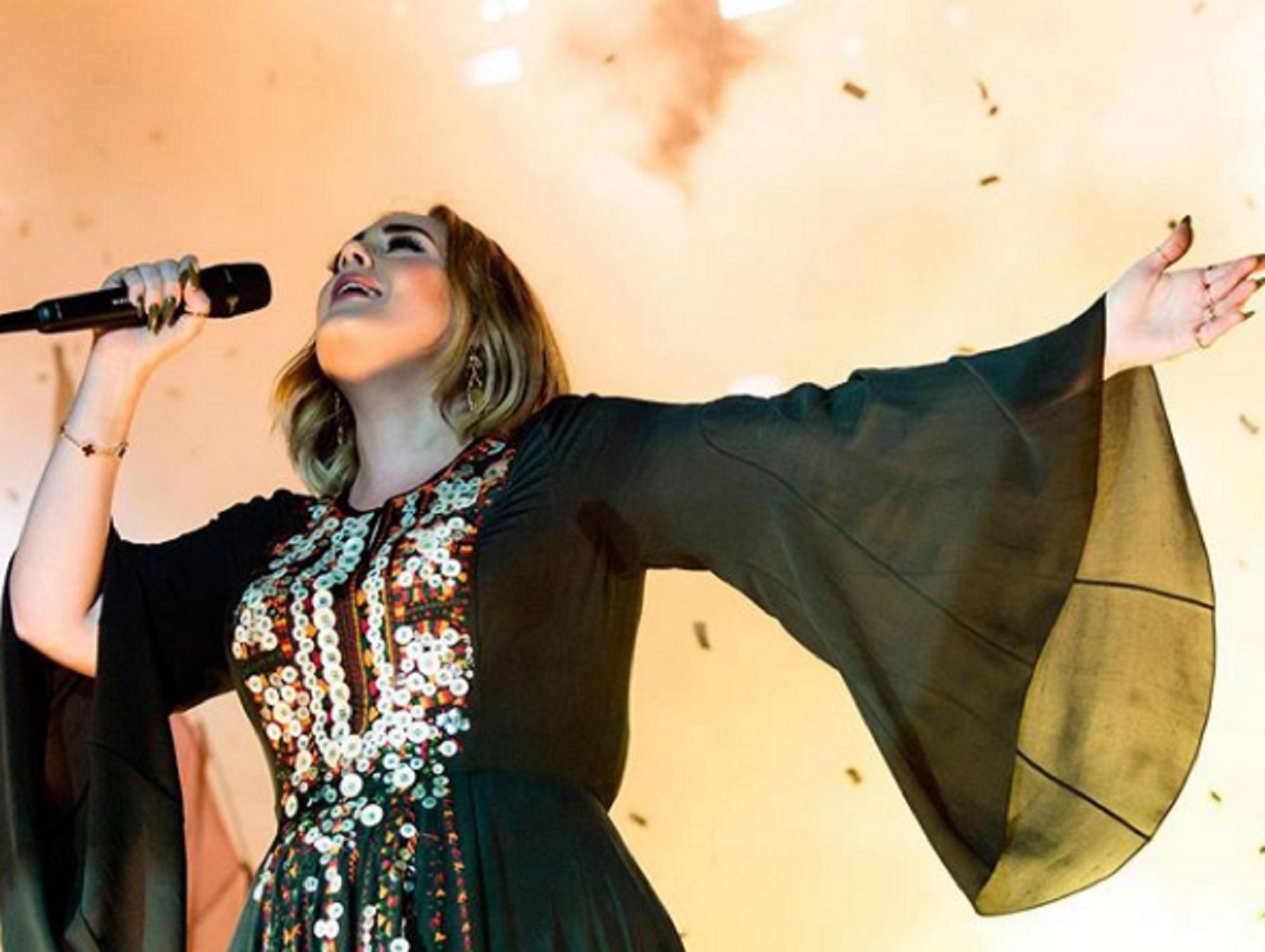 FOTO IMPACTANTE Adele, en bikini y pelo imposible, deja a los fans atónitos