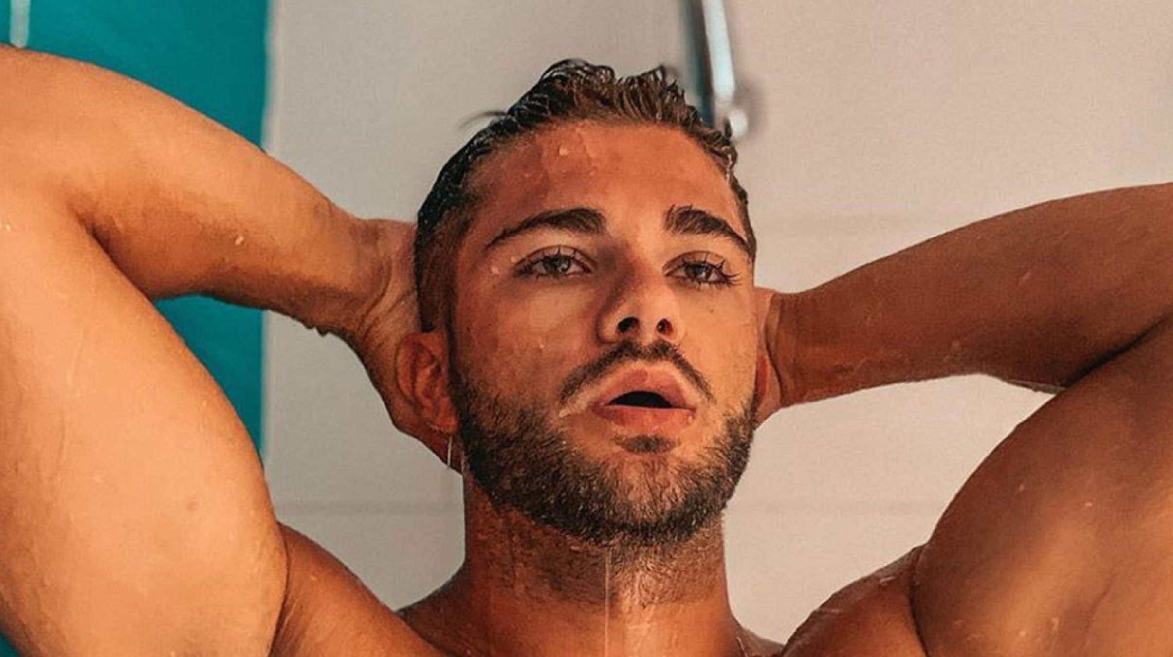 FOTOS EXPLOSIVAS Famoso de T5, desnudo en la ducha: "Culo veo, culo quiero"