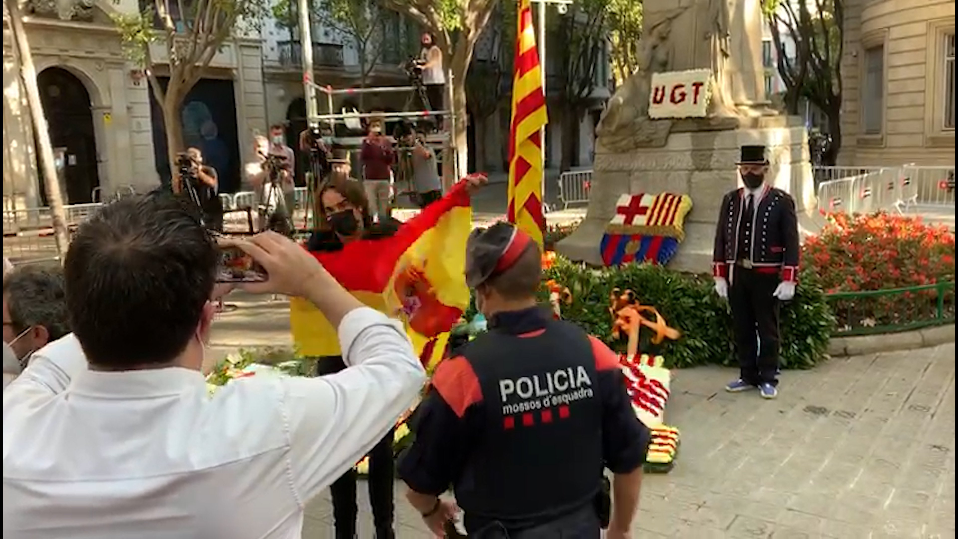 Show penoso del reportero ultra Cake Minuesa en la ofrenda floral de la Diada