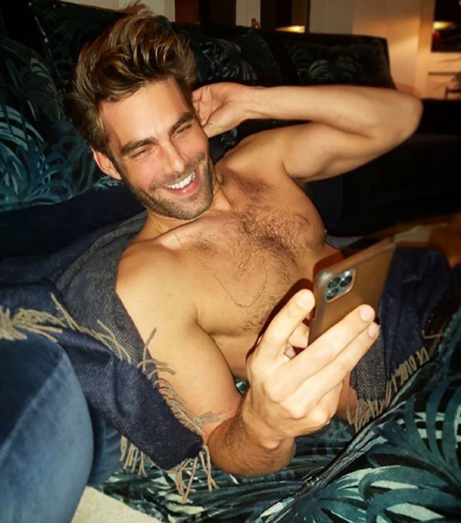 FOTO Jon Kortajarena marcant paquet a la piscina. Els fans, 'ojipláticos'