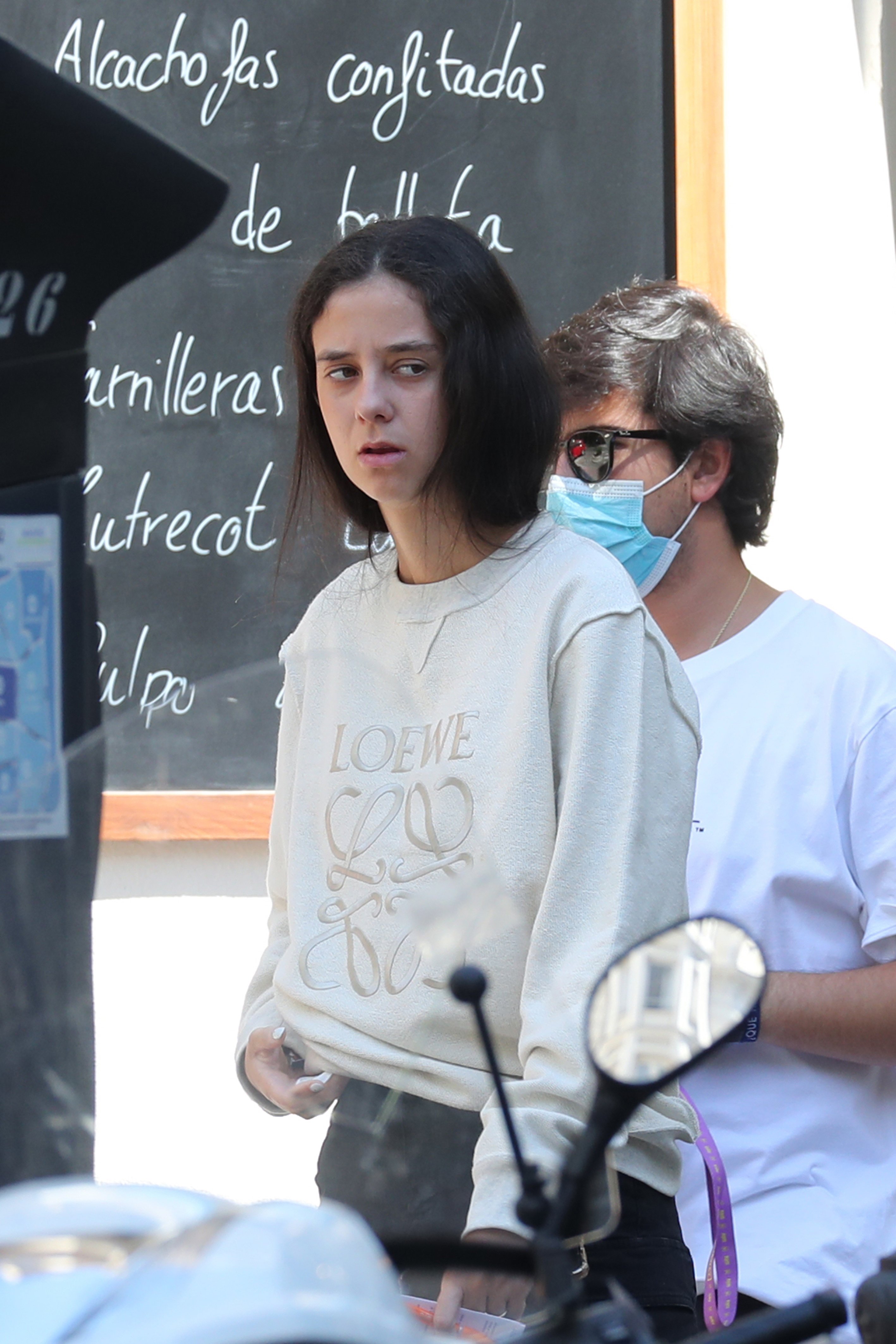 La hija de la infanta Elena volviendo a casa de fiesta: serios problemas para andar