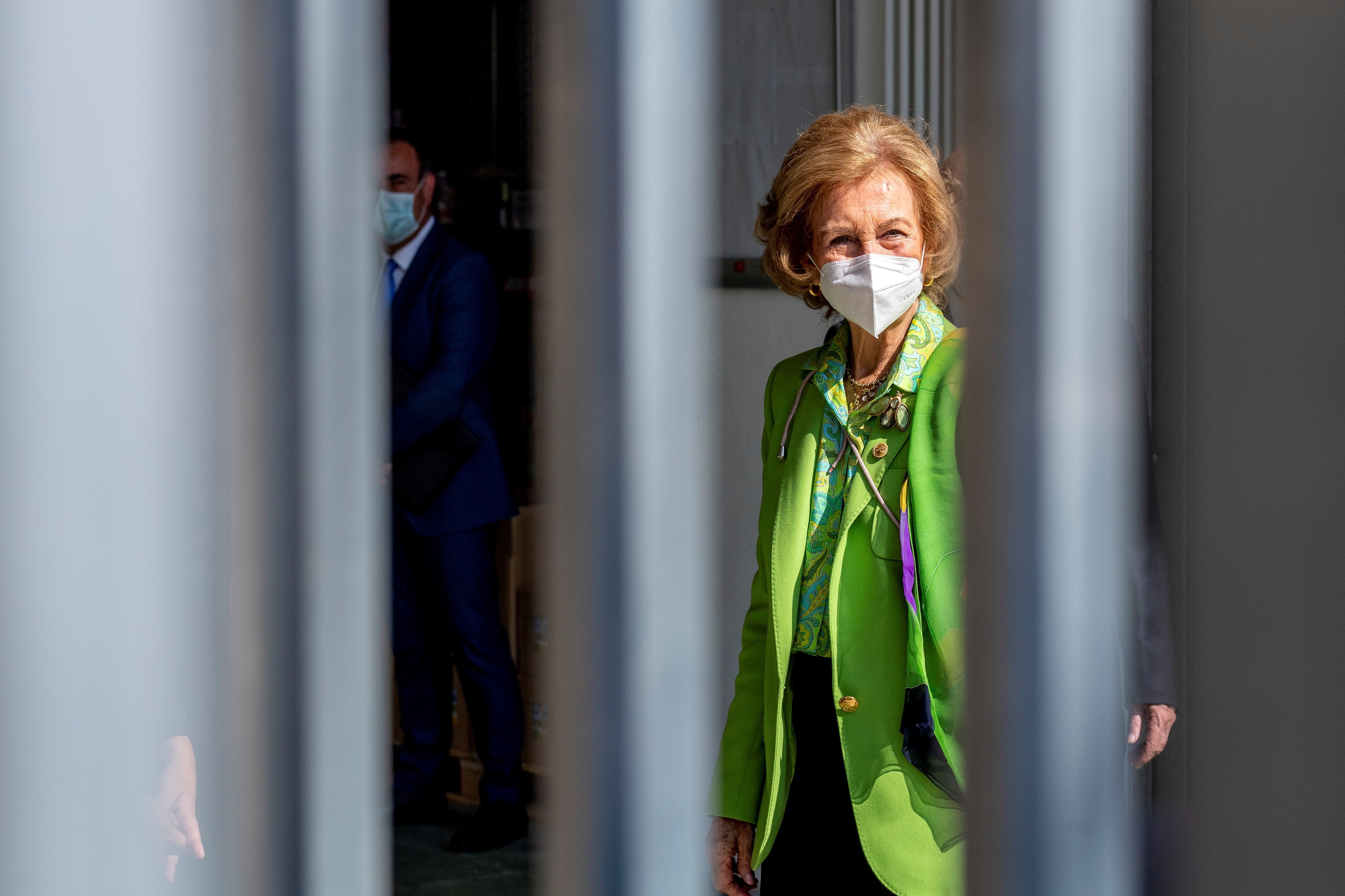 Sofía chochea: teme que le roben el móvil, lo lleva colgando del cuello