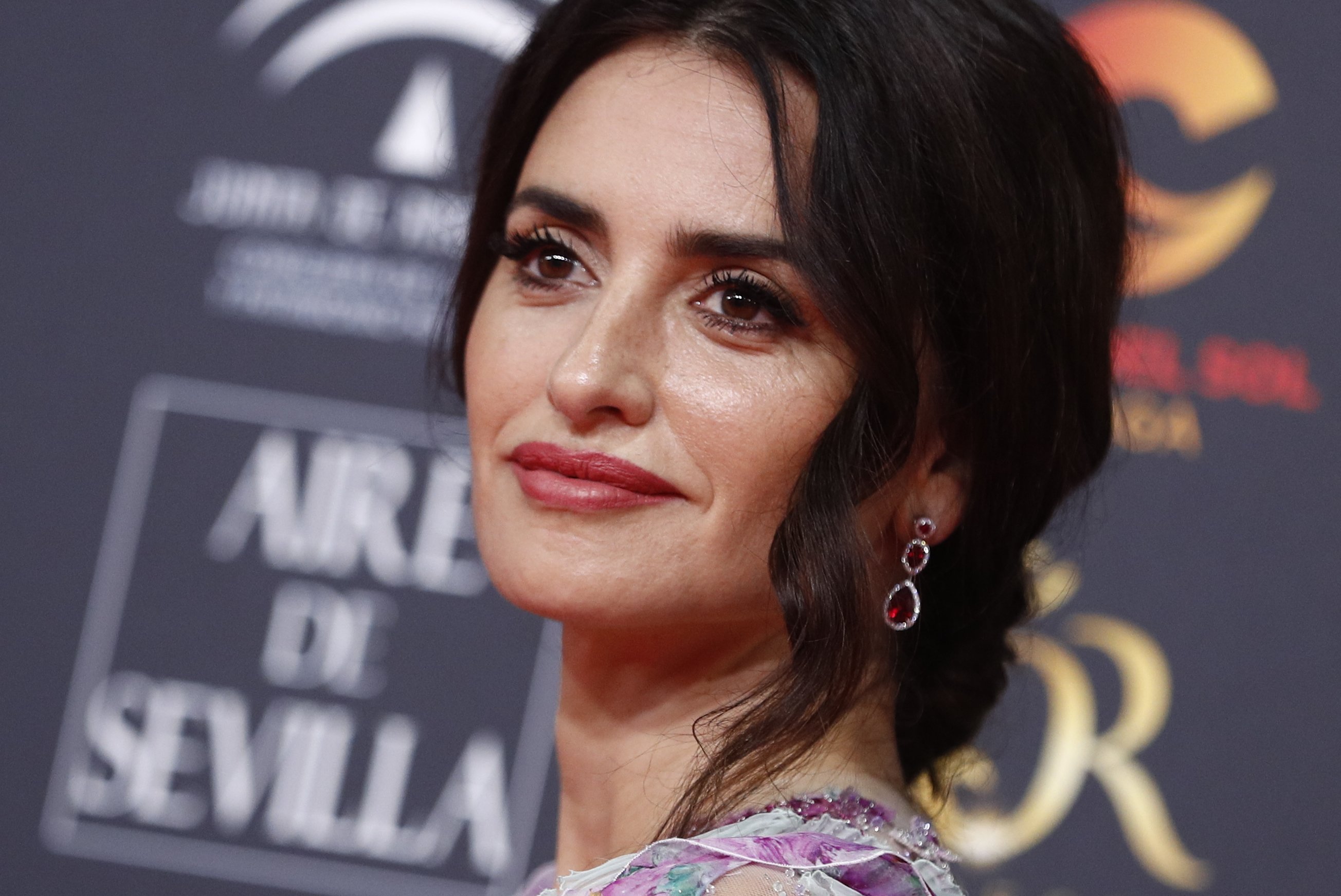 Penélope Cruz s'arrisca: impactant canvi de look, rossa xoni amb metxes