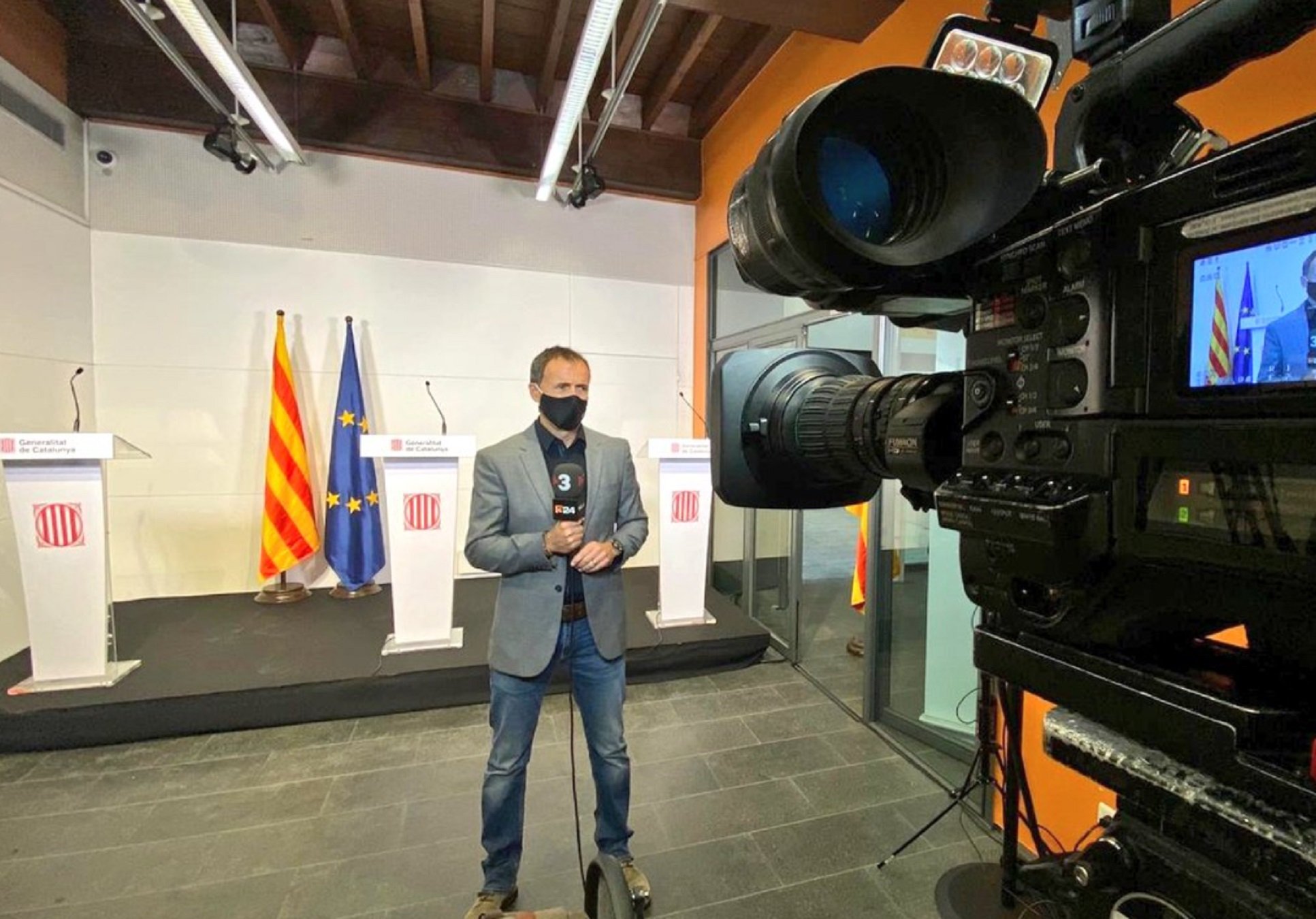 La expresiva foto de Jordi Eroles (TV3) dándose un masaje: "¡Co** de lumbalgia!"