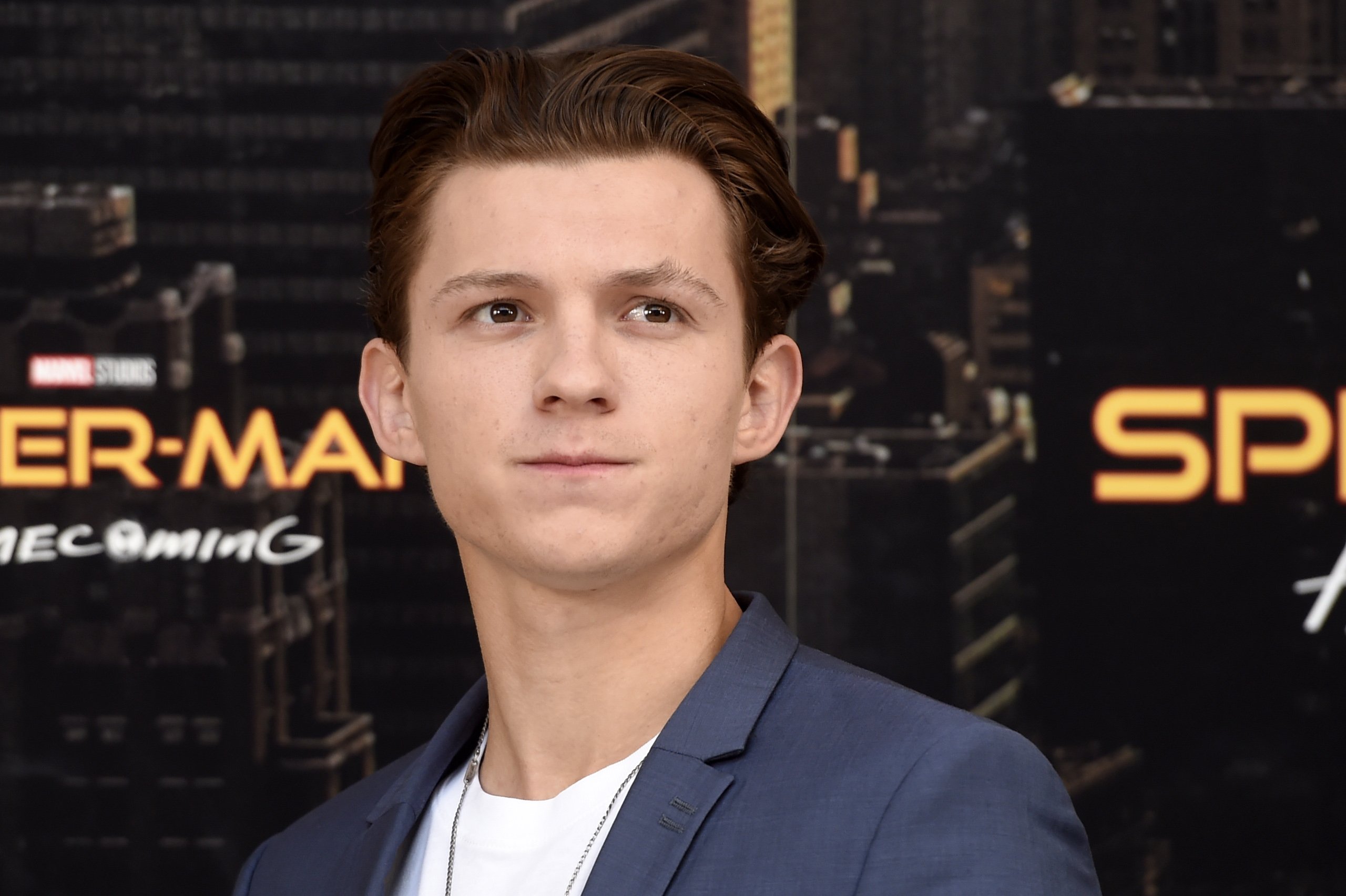 Tom Holland (Spiderman) un catalán más: camiseta del Barça y gorra de Cataluña