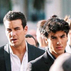 El actor catalán más guapo, Óscar Casas, con Blanca Suárez en fotos de calle