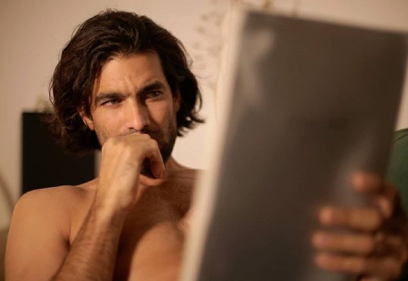 Rubén Cortada, de 'El Príncipe', reaparece mojado y sin ropa
