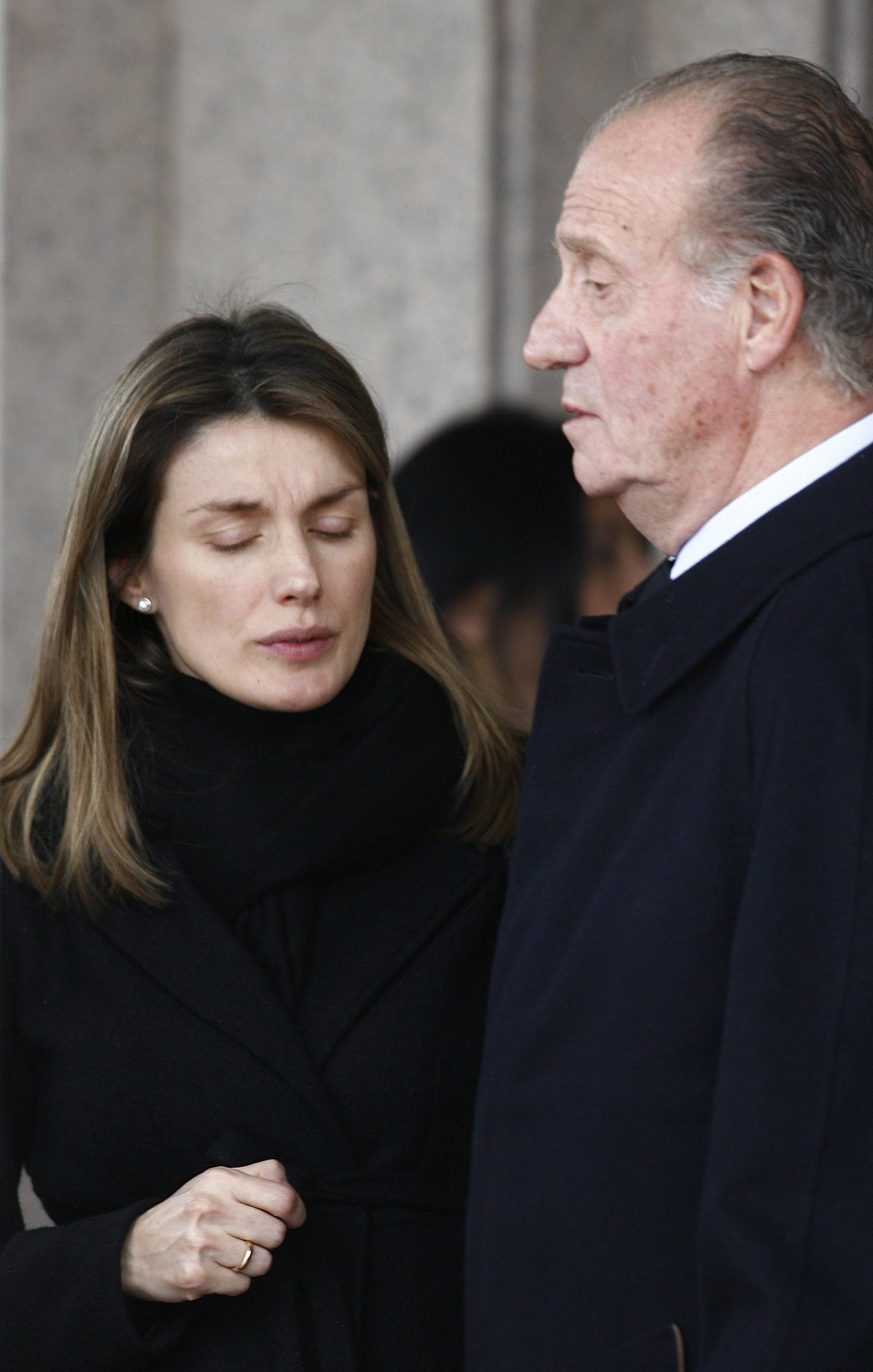 Letizia humillándose: impresentable genuflexión a Juan Carlos en el peor momento