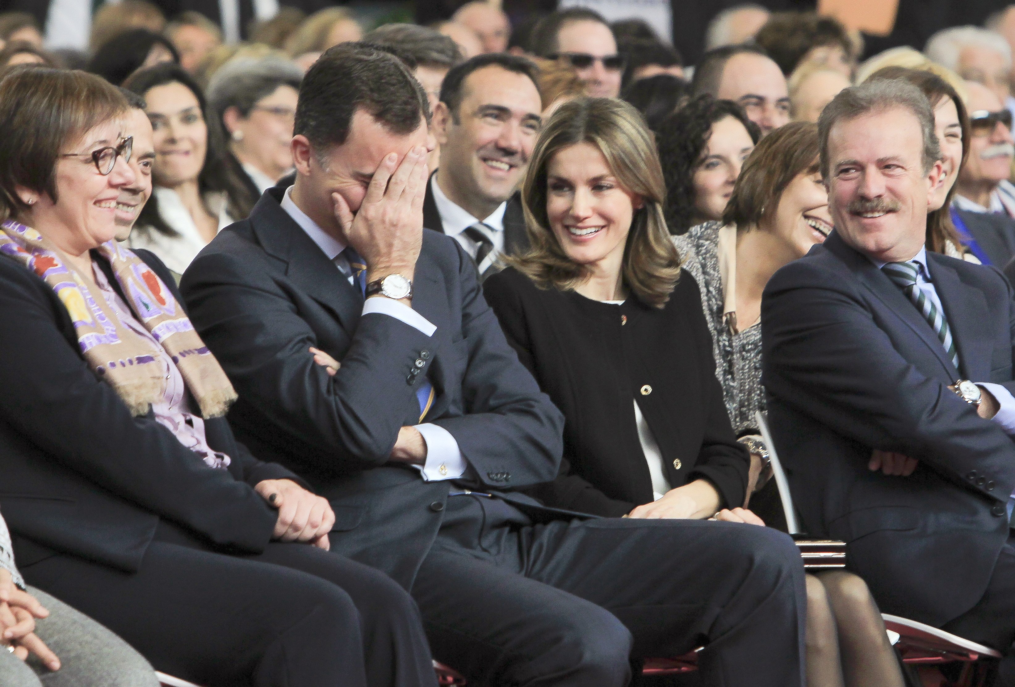 Mofa con la foto de noche ("totalmente real") de cómico español cogido a Letizia