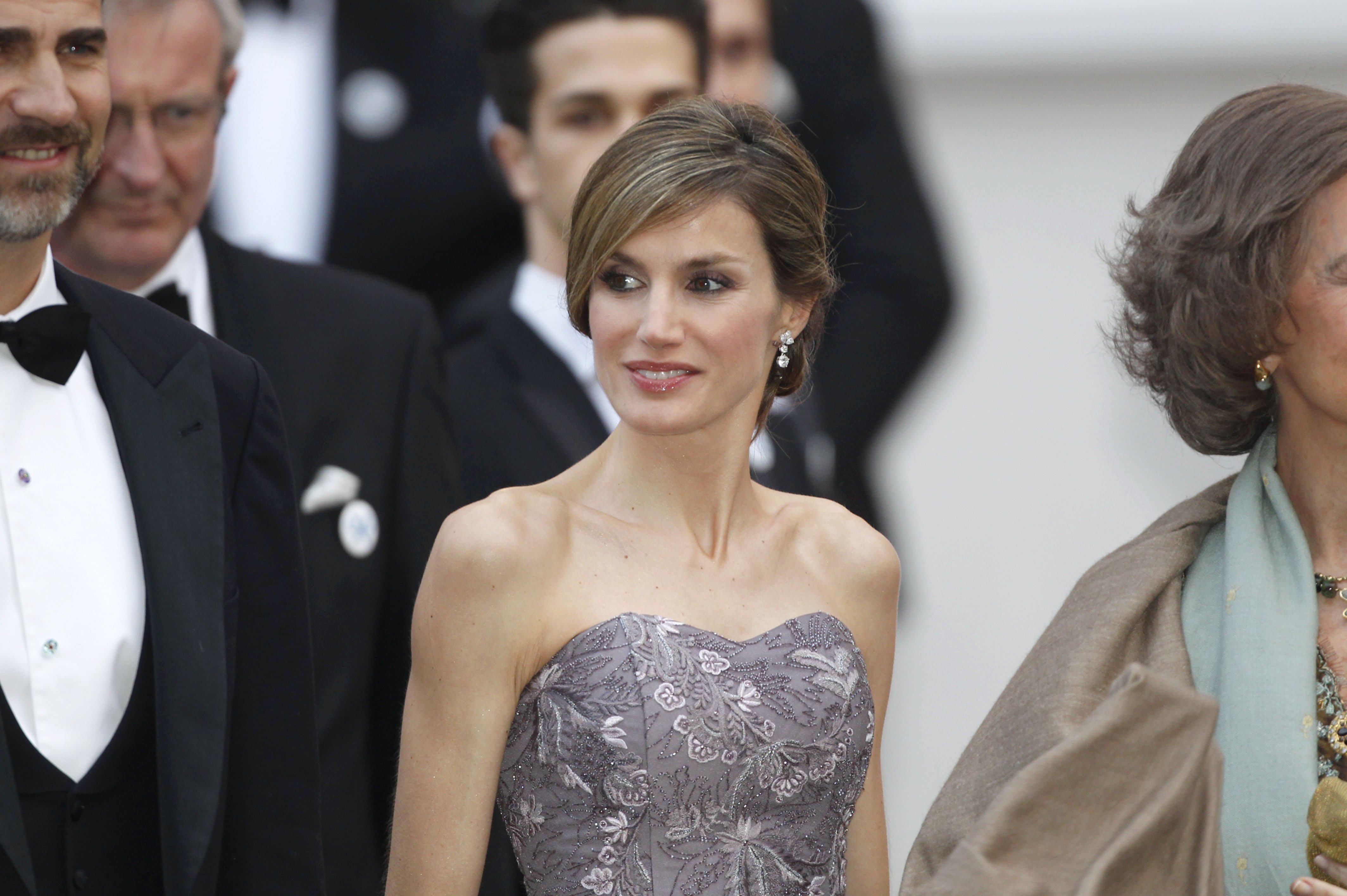 Letizia, impactante foto de espaldas que la hunde en Europa. Hablan de anorexia