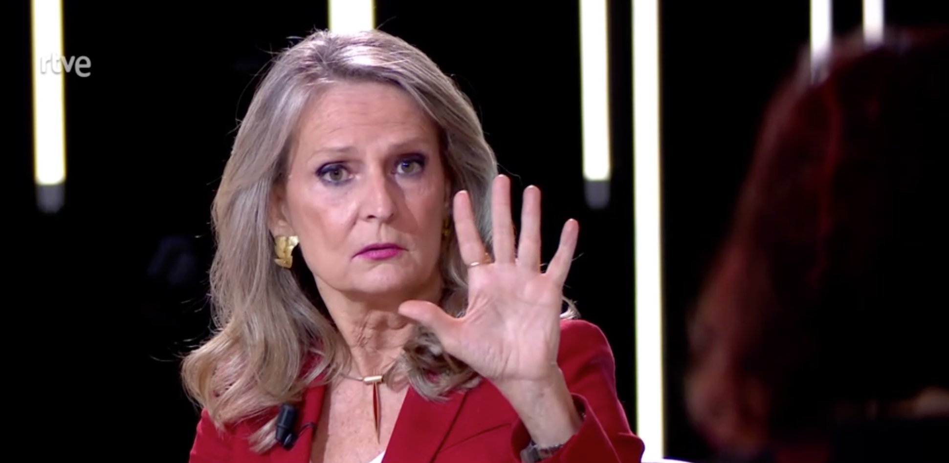 Bofetada a Isabel San Sebastián, indignada a las puertas de famoso restaurante: fuera, no la han dejado entrar