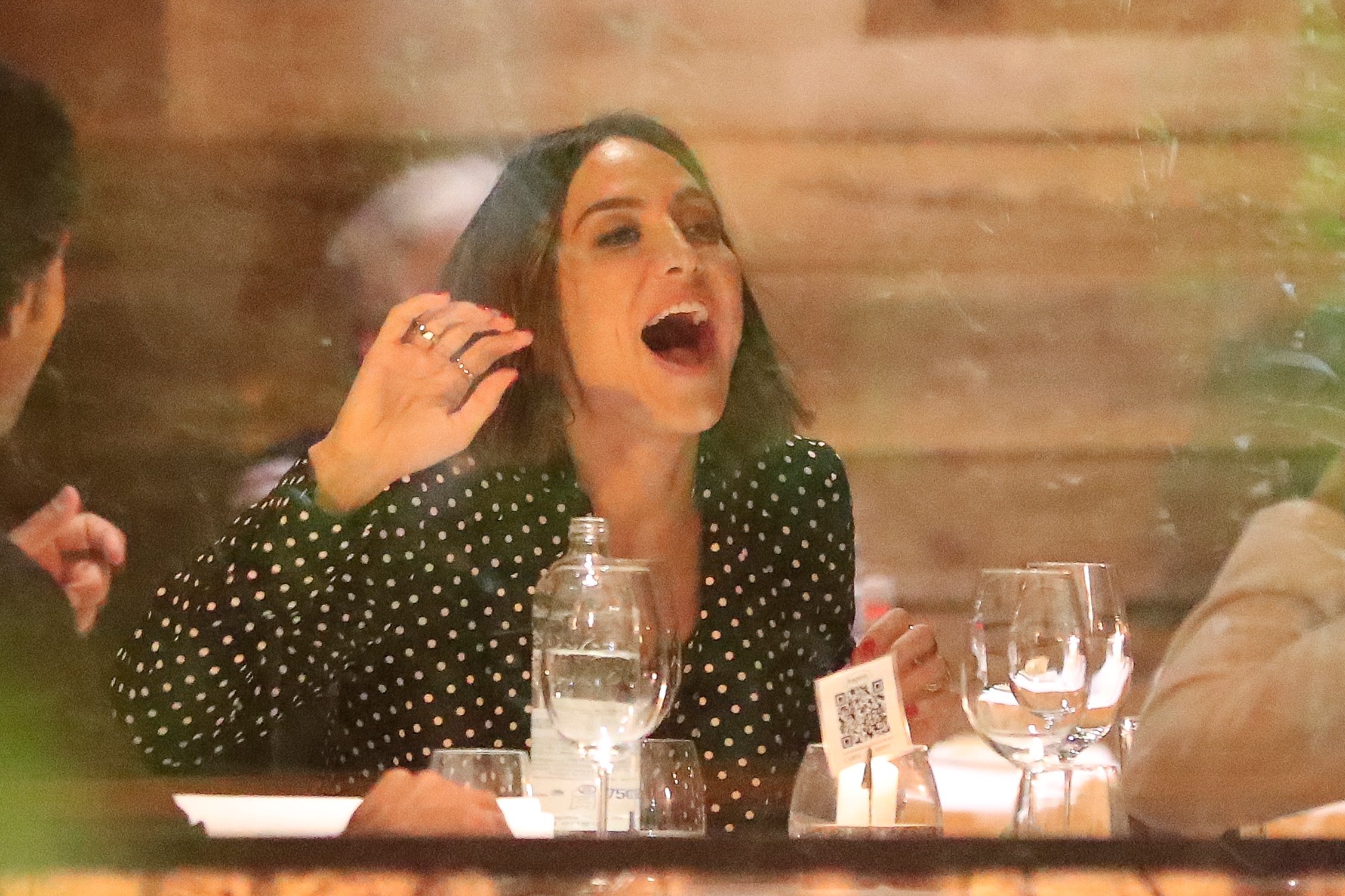 FOTOS La pasión de Tamara y su nuevo novio: morreos y caricias en un restaurante