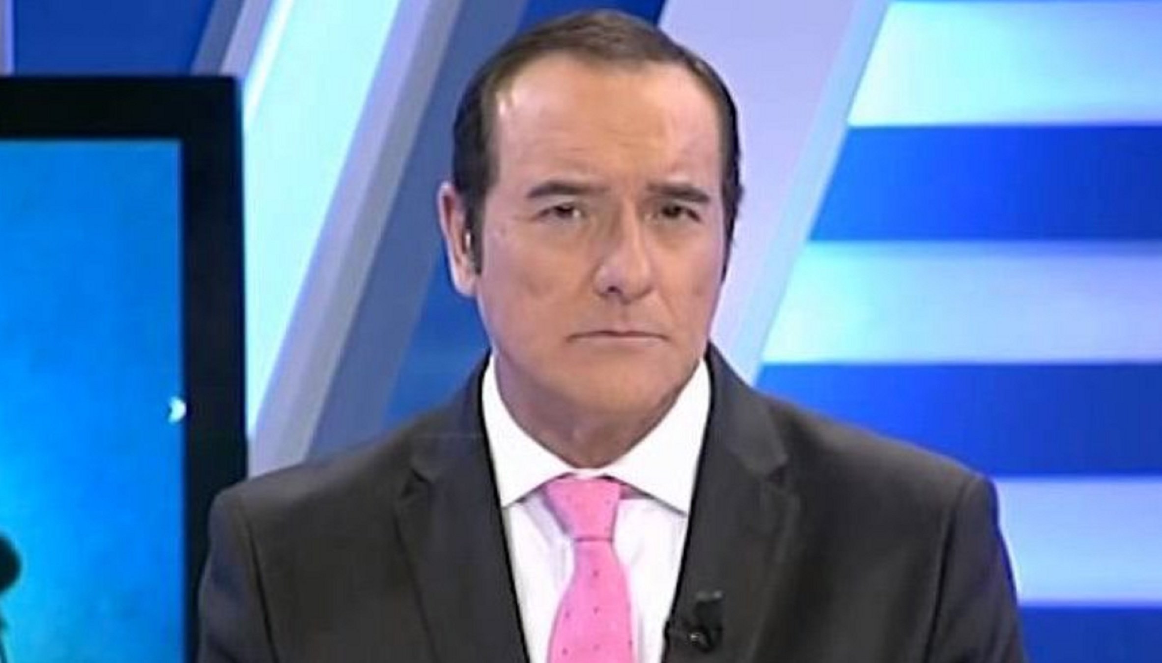 Nata descomunal de presentador ultra: de baja por un batacazo escaleras abajo